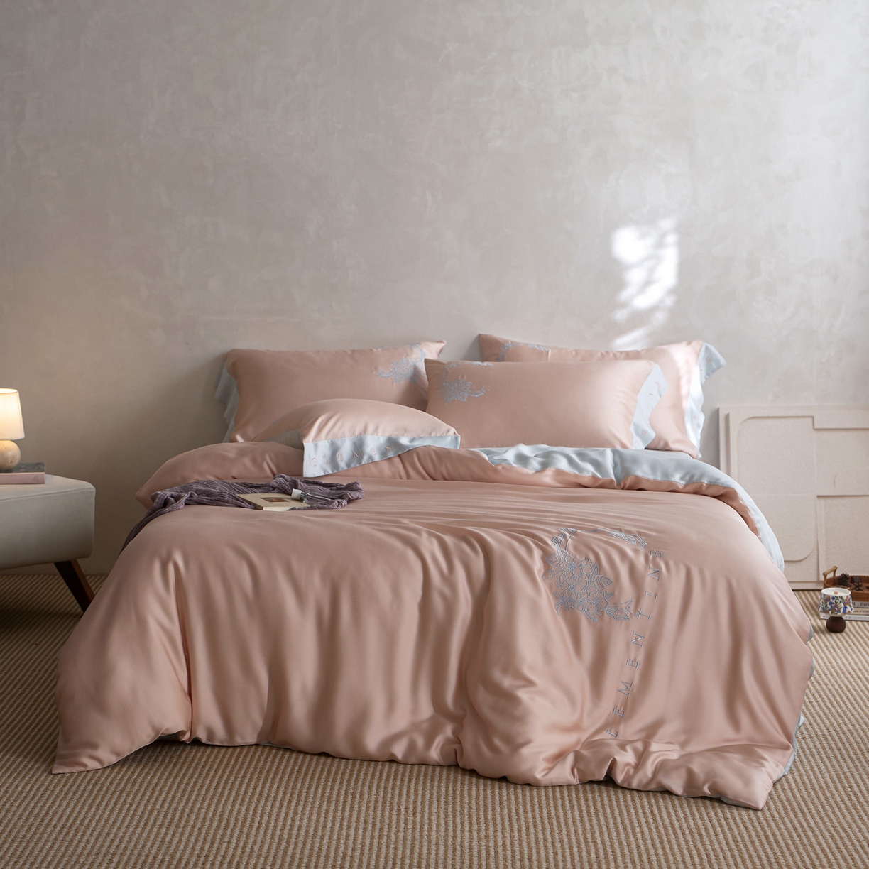 91家纺网 家纺一手货源 找家纺 爱缦 2026新款60s兰精天丝四件套-马吉拉系列-风格一 杏粉蓝