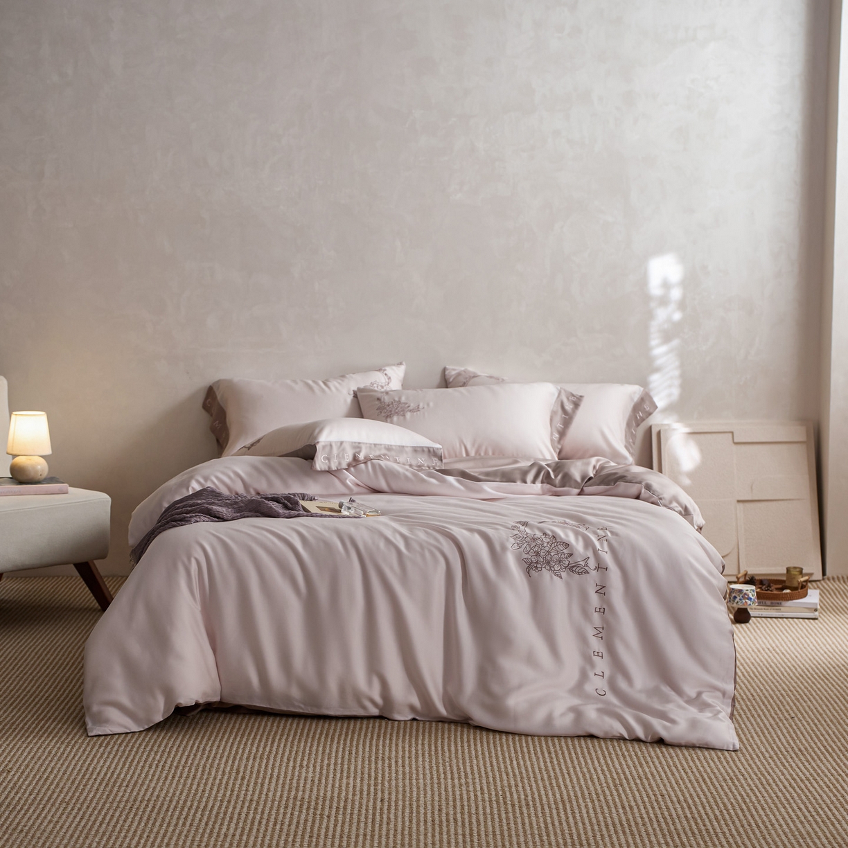 91家纺网 家纺一手货源 找家纺 爱缦 2026新款60s兰精天丝四件套-马吉拉系列-风格一 粉可可