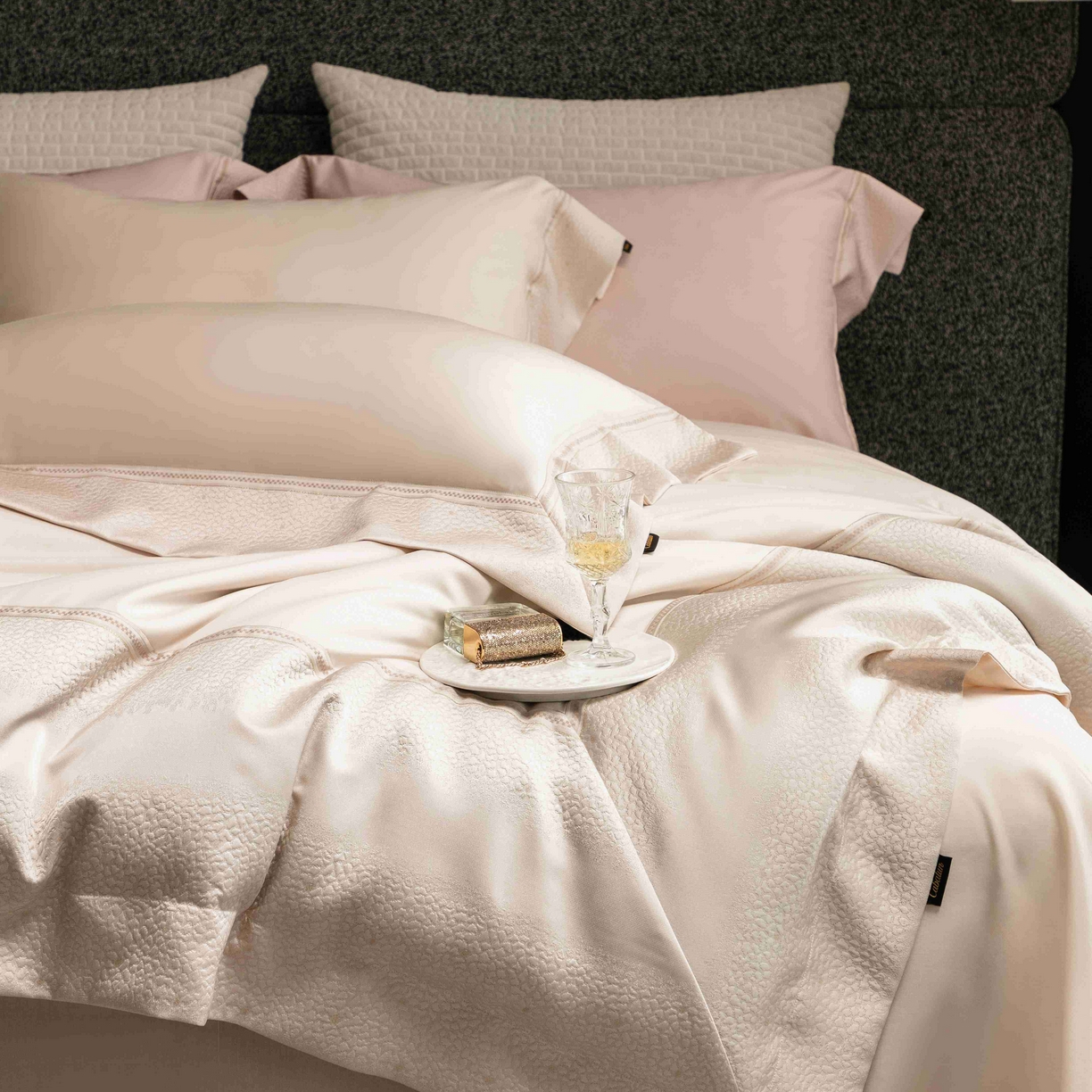 91家纺网 家纺一手货源 找家纺 卡巴伦家纺 2026春夏新款全棉纯棉贡缎高精密提花边条款式四件套 维密-香槟