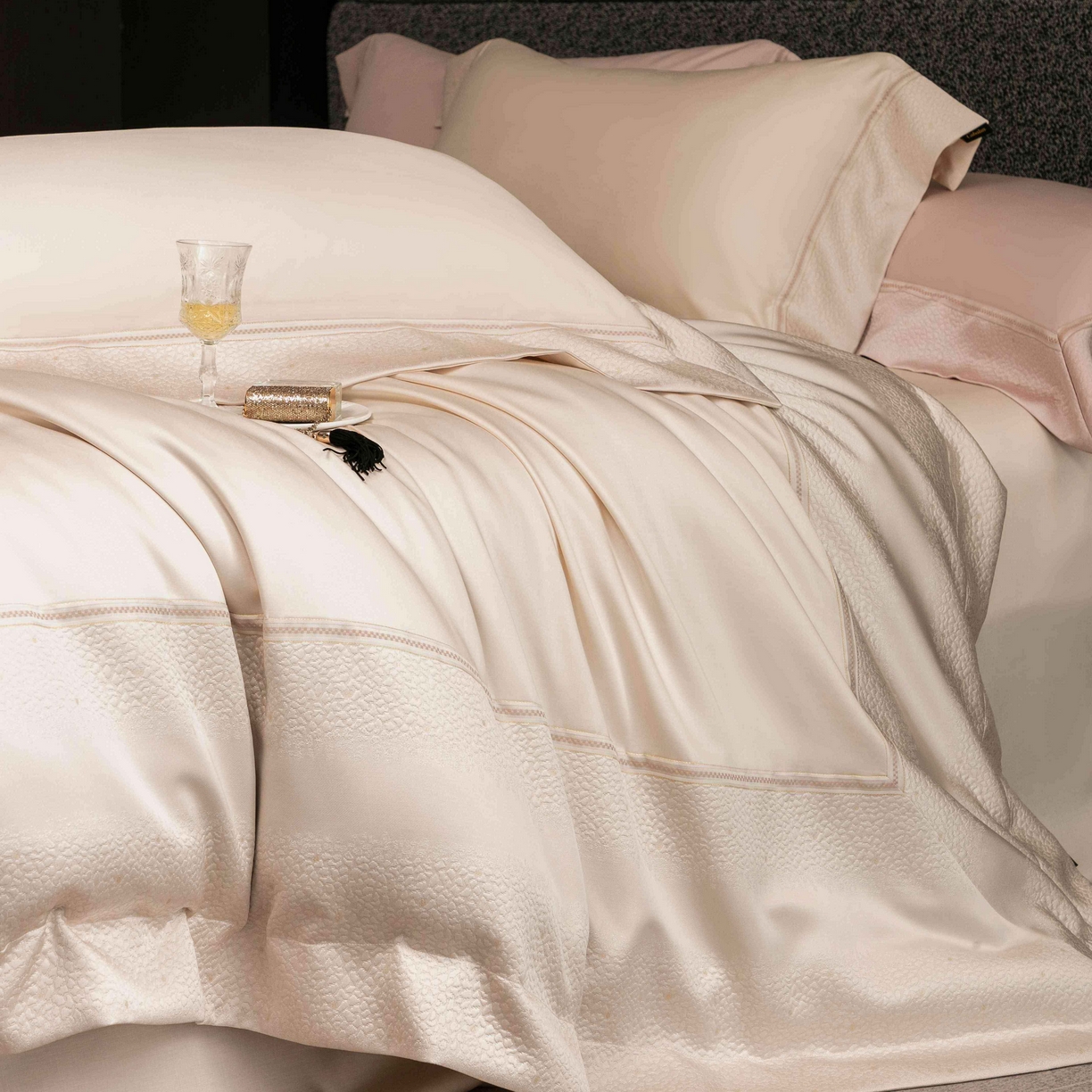 91家纺网 家纺一手货源 找家纺 卡巴伦家纺 2026春夏新款全棉纯棉贡缎高精密提花边条款式四件套 维密-香槟