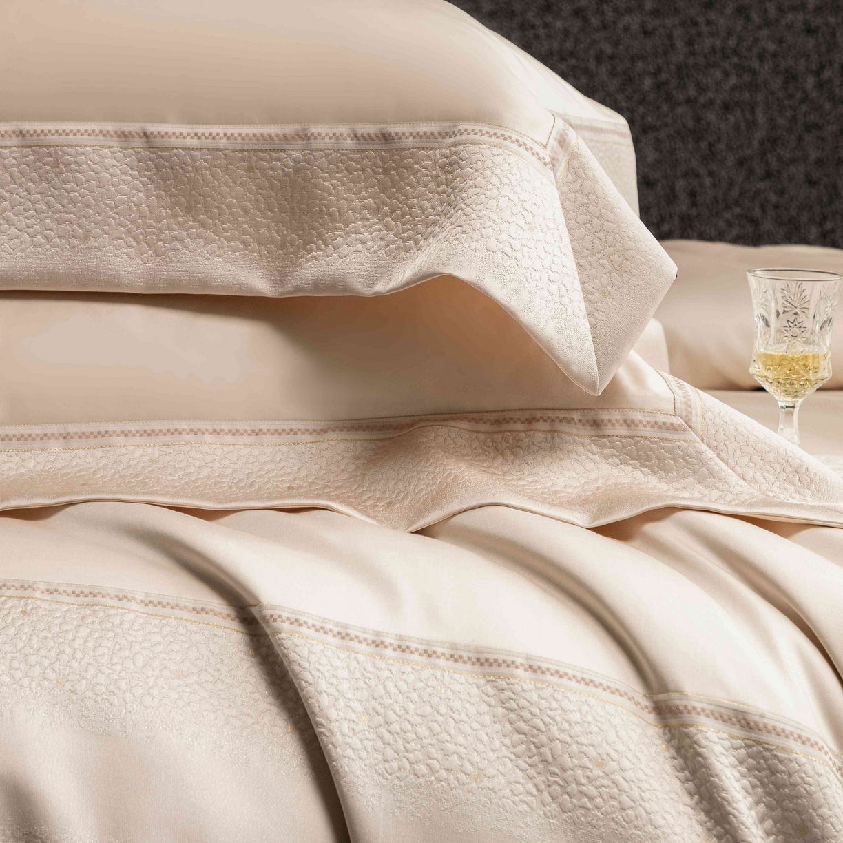 91家纺网 家纺一手货源 找家纺 卡巴伦家纺 2026春夏新款全棉纯棉贡缎高精密提花边条款式四件套 维密-香槟