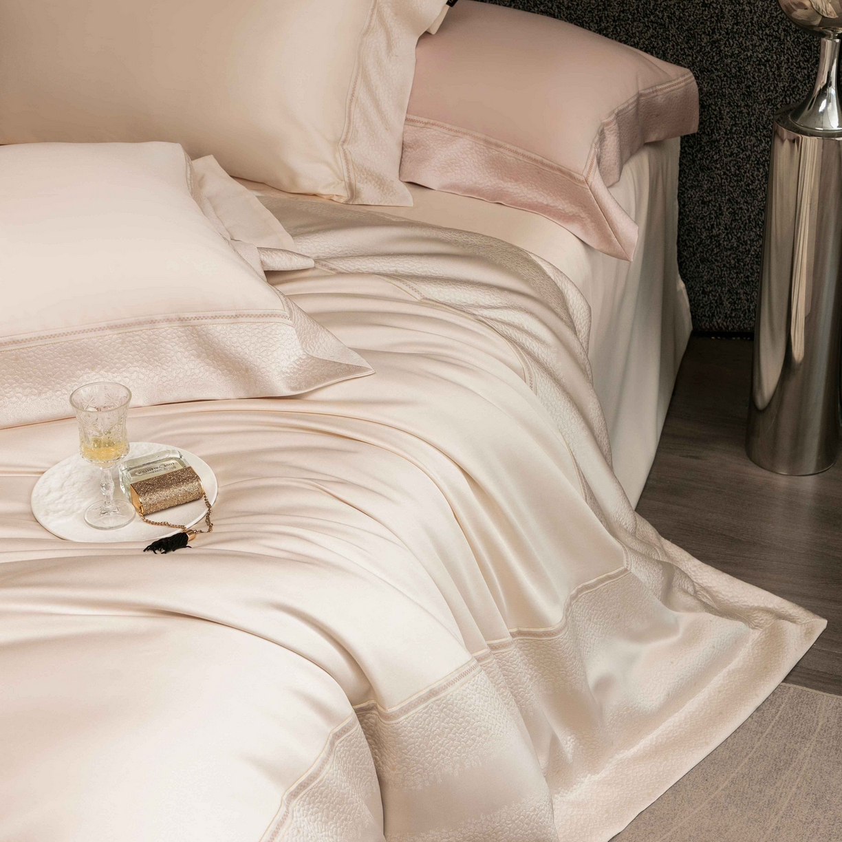 91家纺网 家纺一手货源 找家纺 卡巴伦家纺 2026春夏新款全棉纯棉贡缎高精密提花边条款式四件套 维密-香槟