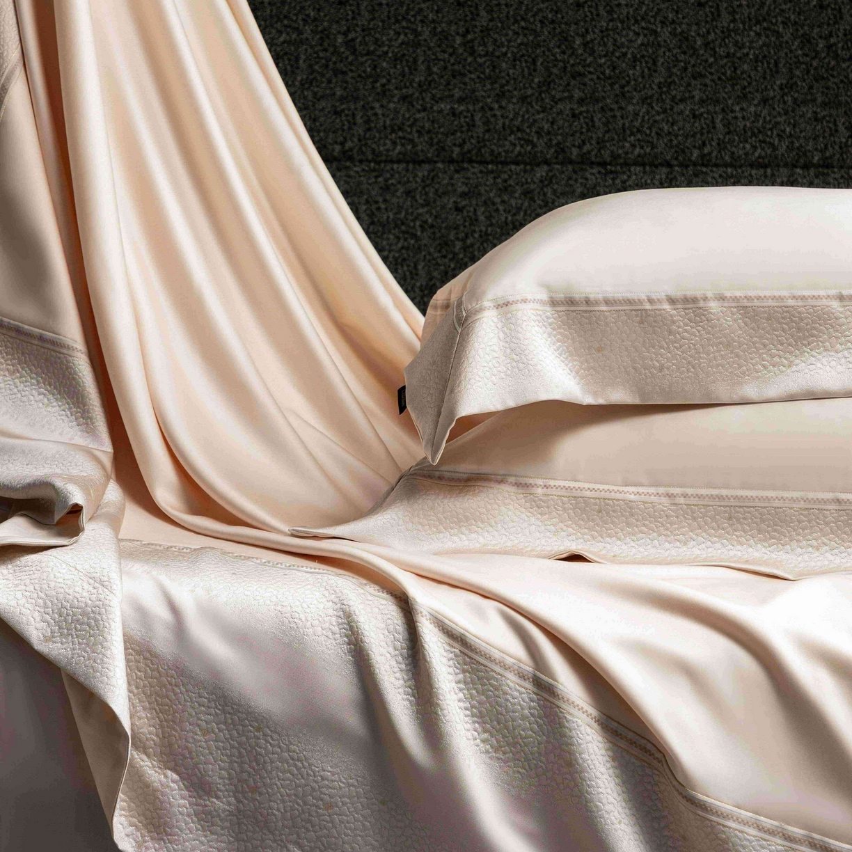 91家纺网 家纺一手货源 找家纺 卡巴伦家纺 2026春夏新款全棉纯棉贡缎高精密提花边条款式四件套 维密-香槟