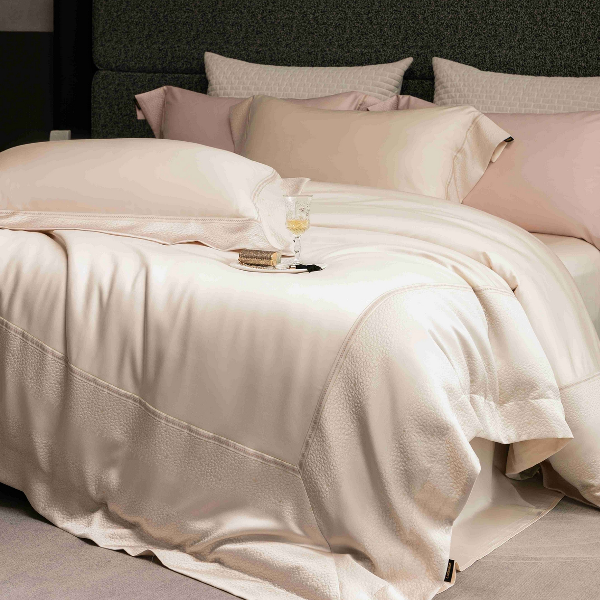 91家纺网 家纺一手货源 找家纺 卡巴伦家纺 2026春夏新款全棉纯棉贡缎高精密提花边条款式四件套 维密-香槟