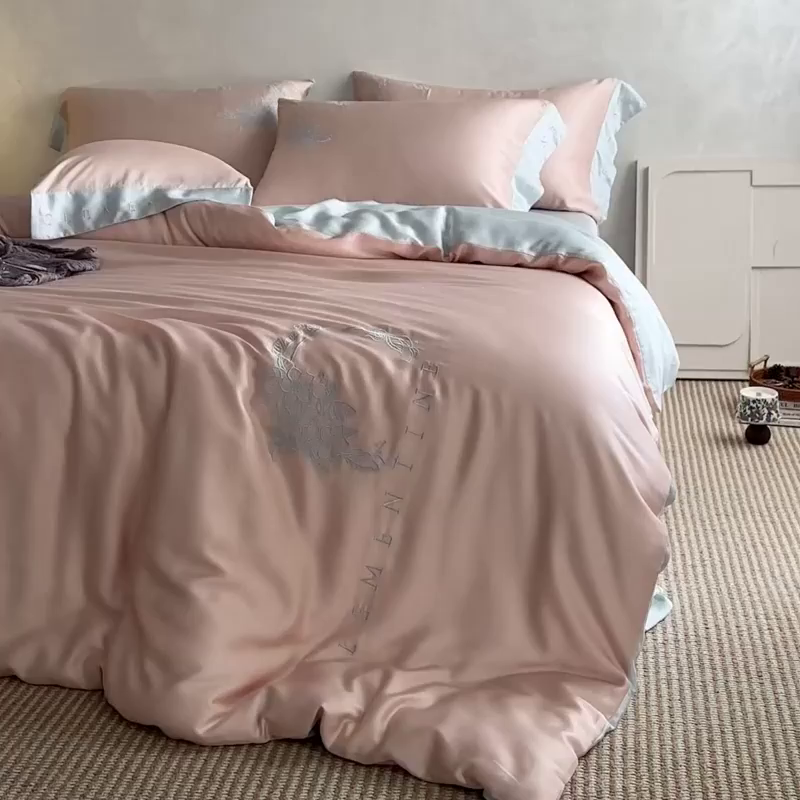 91家纺网 家纺一手货源 找家纺 爱缦 2026新款60s兰精天丝四件套-马吉拉系列-风格一 杏粉蓝