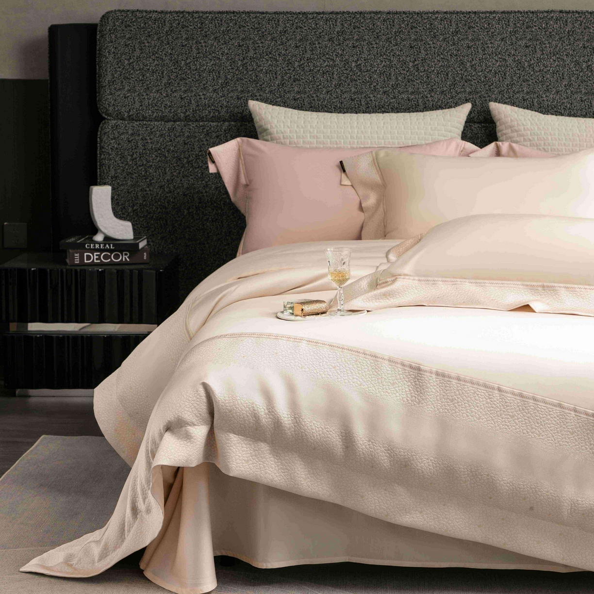 91家纺网 家纺一手货源 找家纺 卡巴伦家纺 2026春夏新款全棉纯棉贡缎高精密提花边条款式四件套 维密-香槟