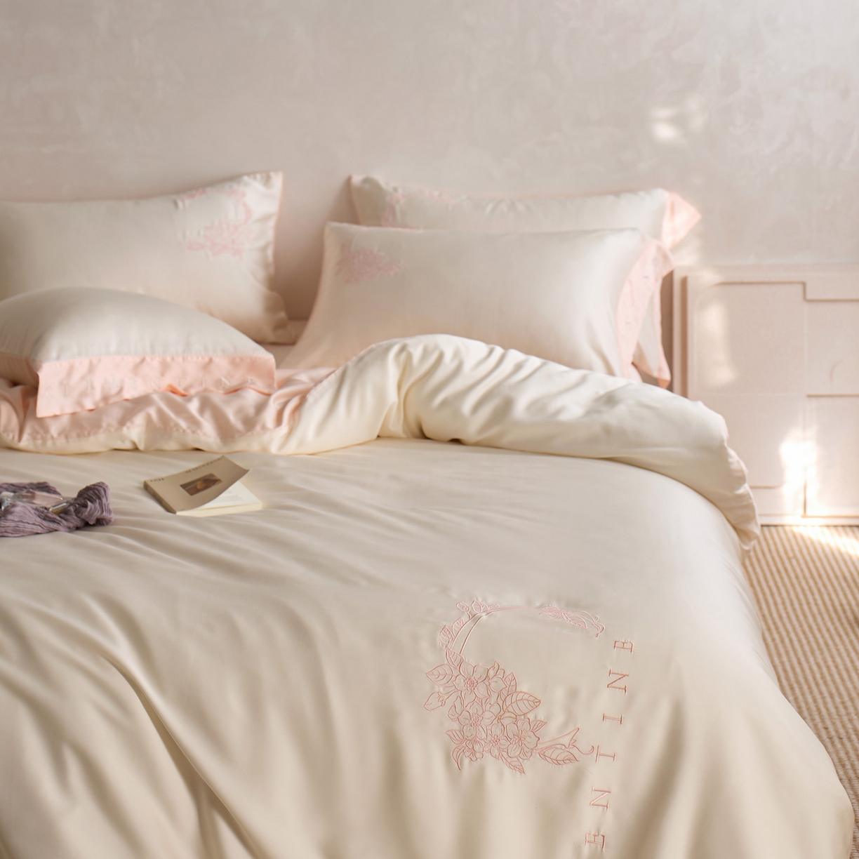 91家纺网 家纺一手货源 找家纺 爱缦 2026新款60s兰精天丝四件套-马吉拉系列-风格二 极光粉