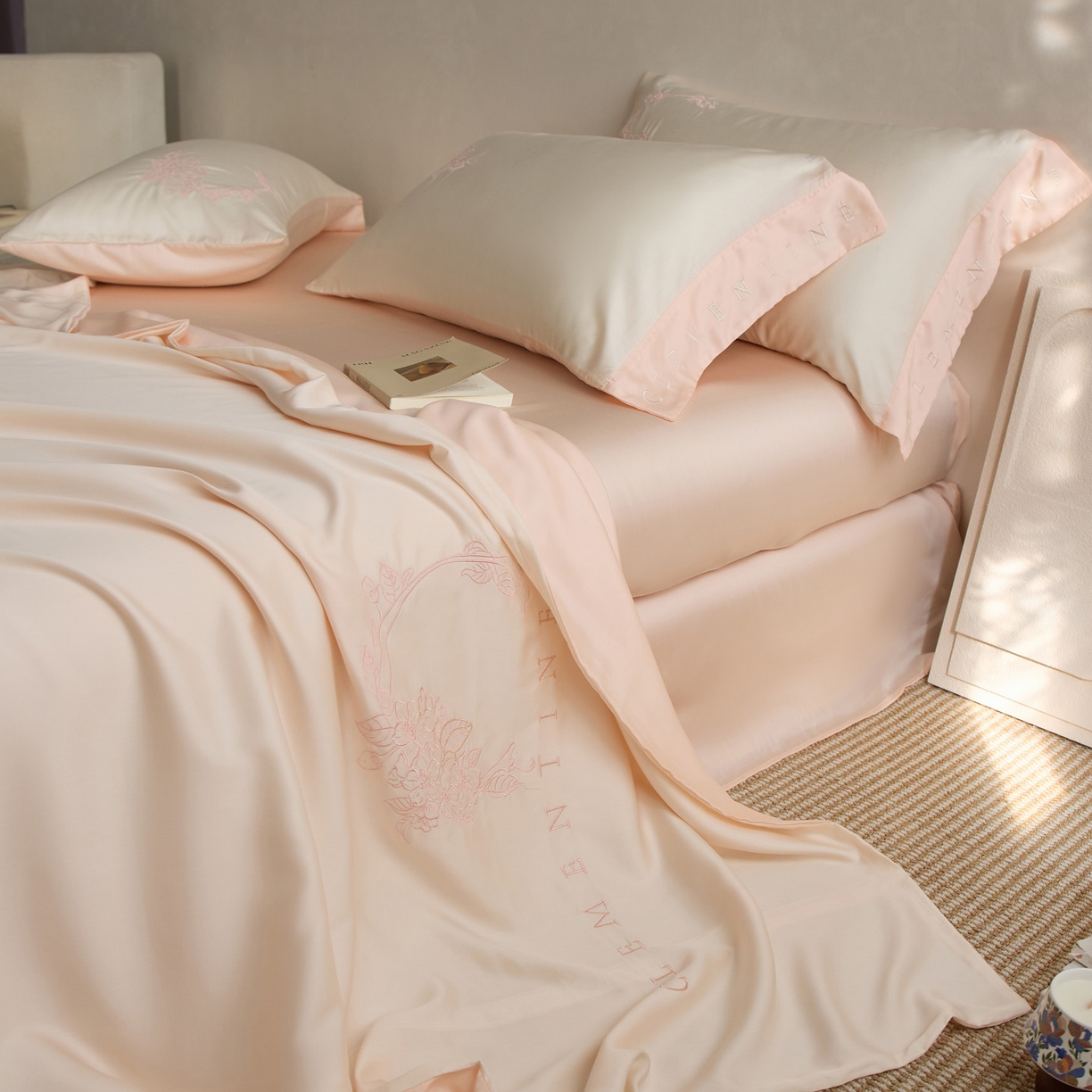 91家纺网 家纺一手货源 找家纺 爱缦 2026新款60s兰精天丝四件套-马吉拉系列-风格二 极光粉