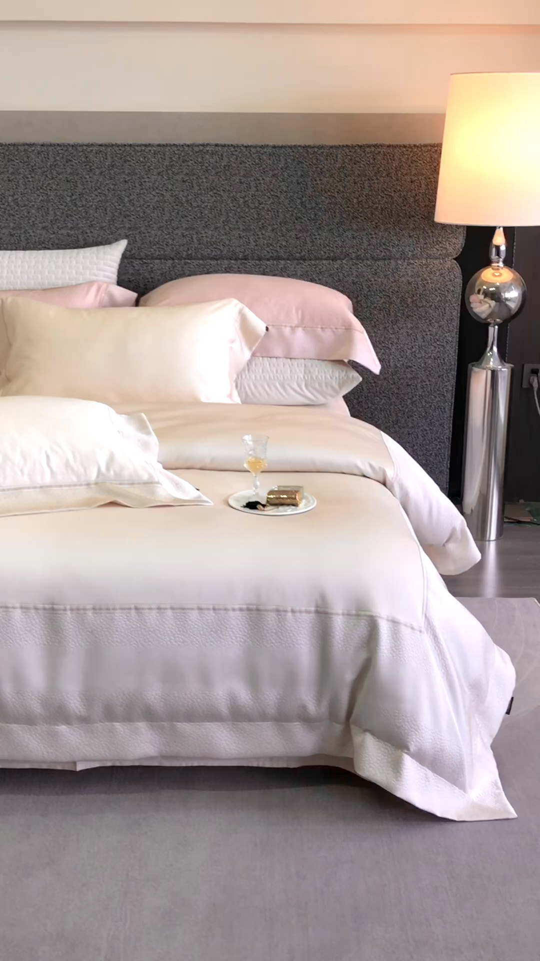 91家纺网 家纺一手货源 找家纺 卡巴伦家纺 2026春夏新款全棉纯棉贡缎高精密提花边条款式四件套 维密-香槟