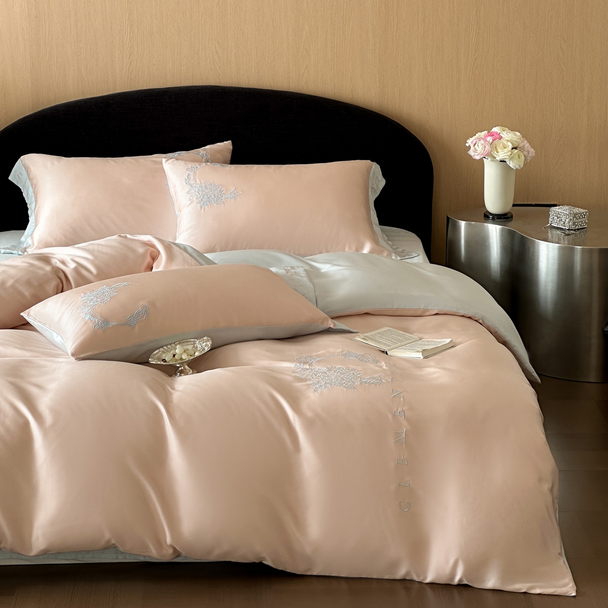 91家纺网 家纺一手货源 找家纺 爱缦 2026新款60s兰精天丝四件套-马吉拉系列-风格二 杏粉蓝