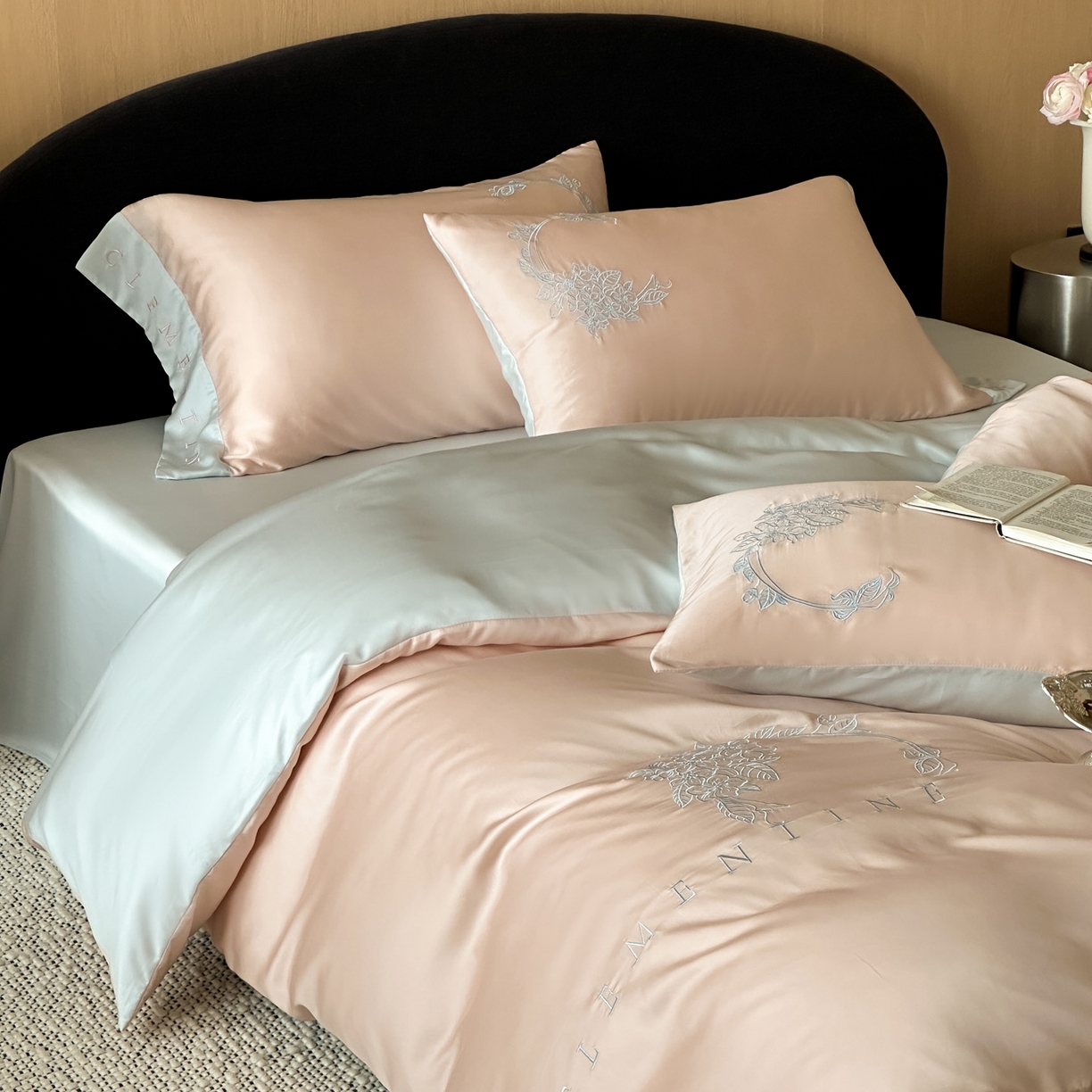 91家纺网 家纺一手货源 找家纺 爱缦 2026新款60s兰精天丝四件套-马吉拉系列-风格二 杏粉蓝