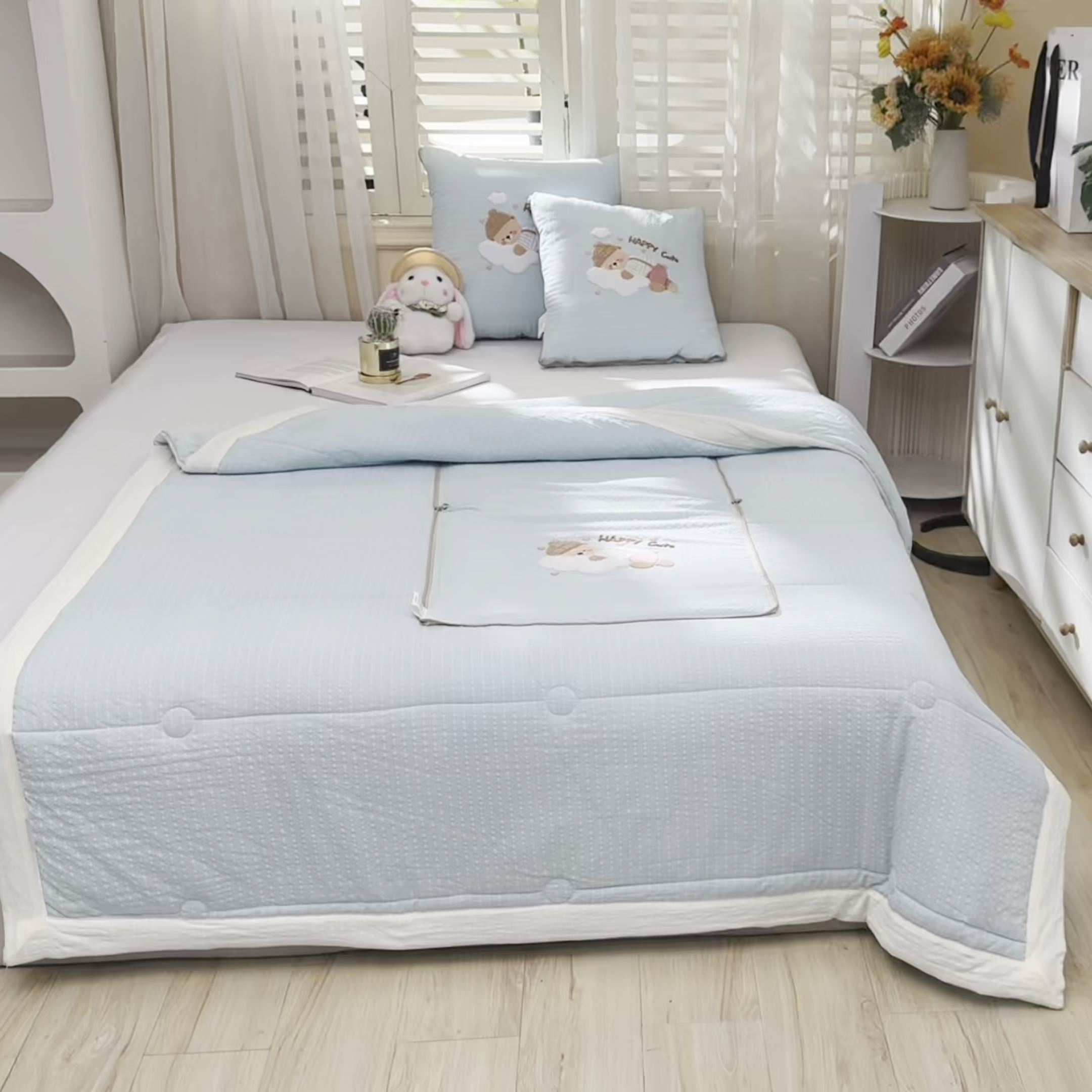 91家纺网 家纺一手货源 找家纺 恋绒家纺 2026新款四季款贴布绣靠枕被抱枕被飞天萌熊 云朵小熊-天蓝色