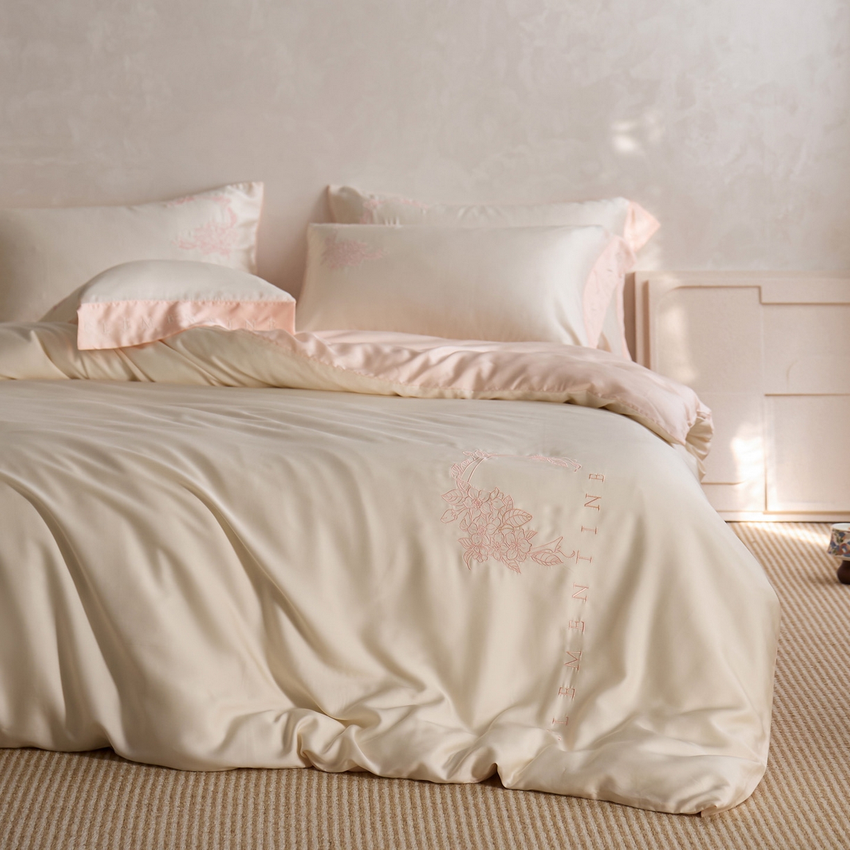 91家纺网 家纺一手货源 找家纺 爱缦 2026新款60s兰精天丝四件套-马吉拉系列-风格二 极光粉