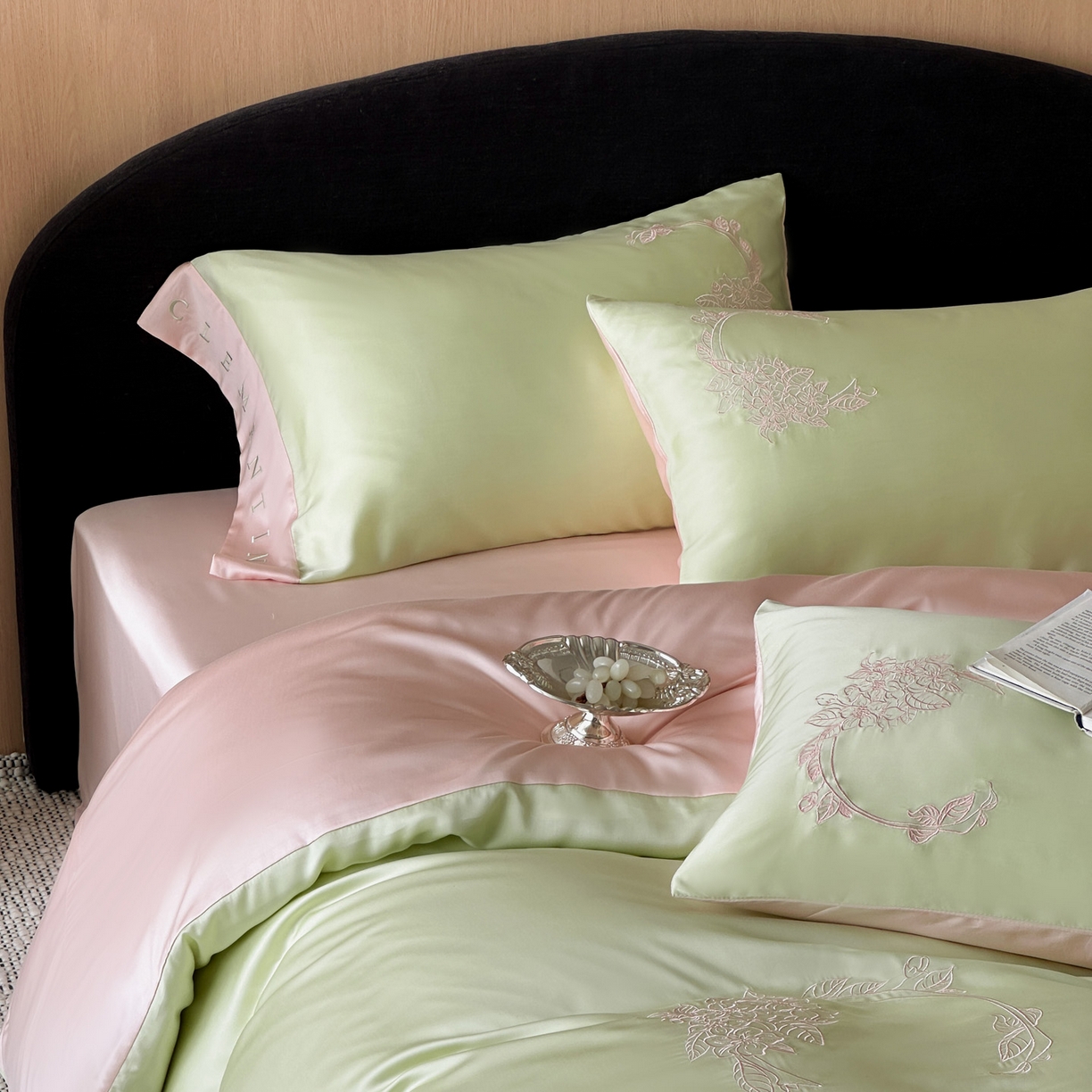 91家纺网 家纺一手货源 找家纺 爱缦 2026新款60s兰精天丝四件套-马吉拉系列-风格二 绿精灵