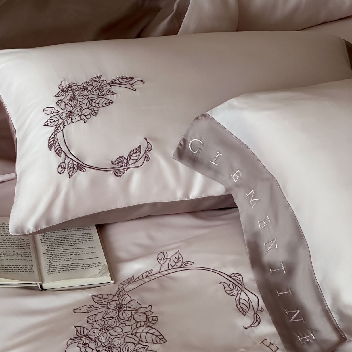 91家纺网 家纺一手货源 找家纺 爱缦 2026新款60s兰精天丝四件套-马吉拉系列-风格二 粉可可