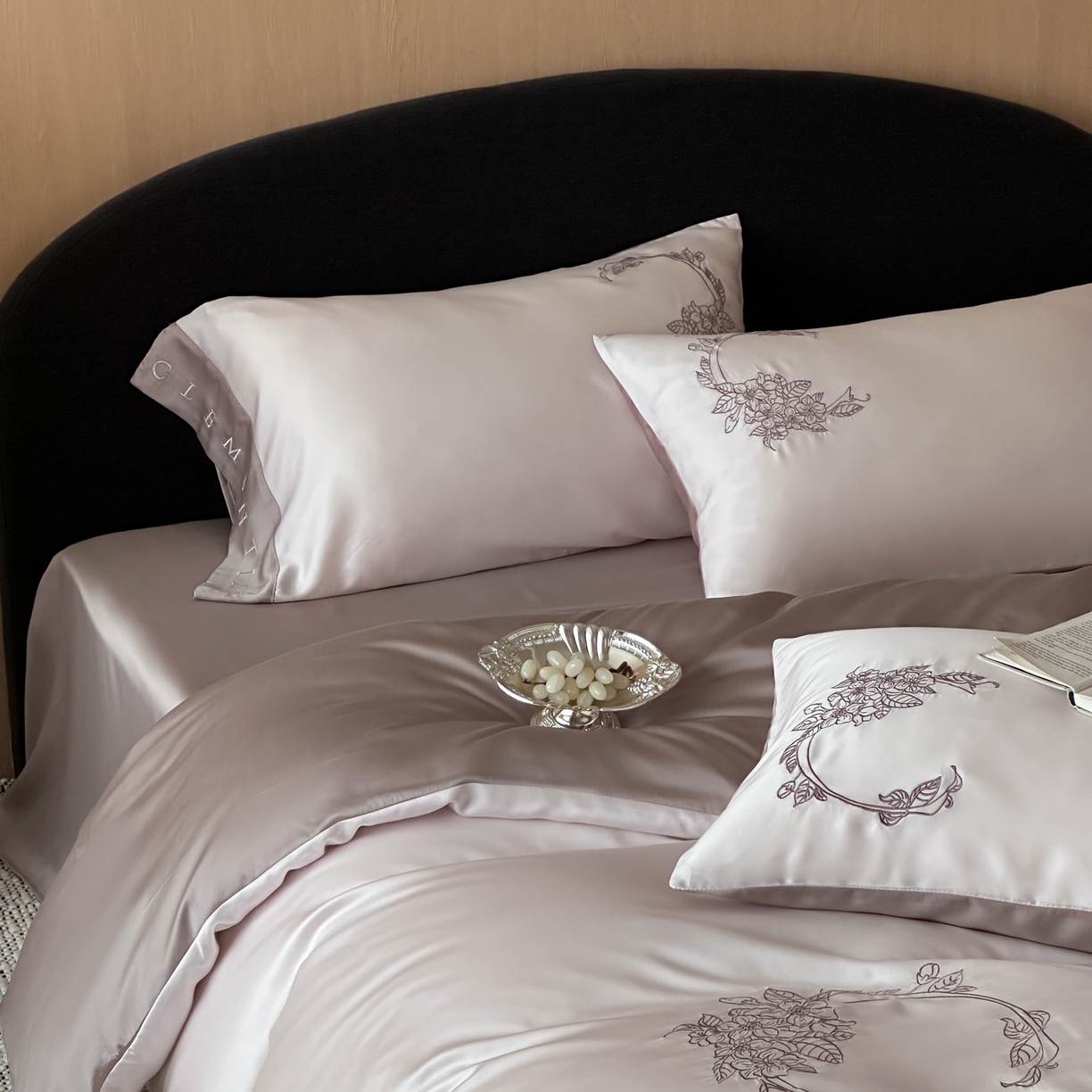 91家纺网 家纺一手货源 找家纺 爱缦 2026新款60s兰精天丝四件套-马吉拉系列-风格二 粉可可