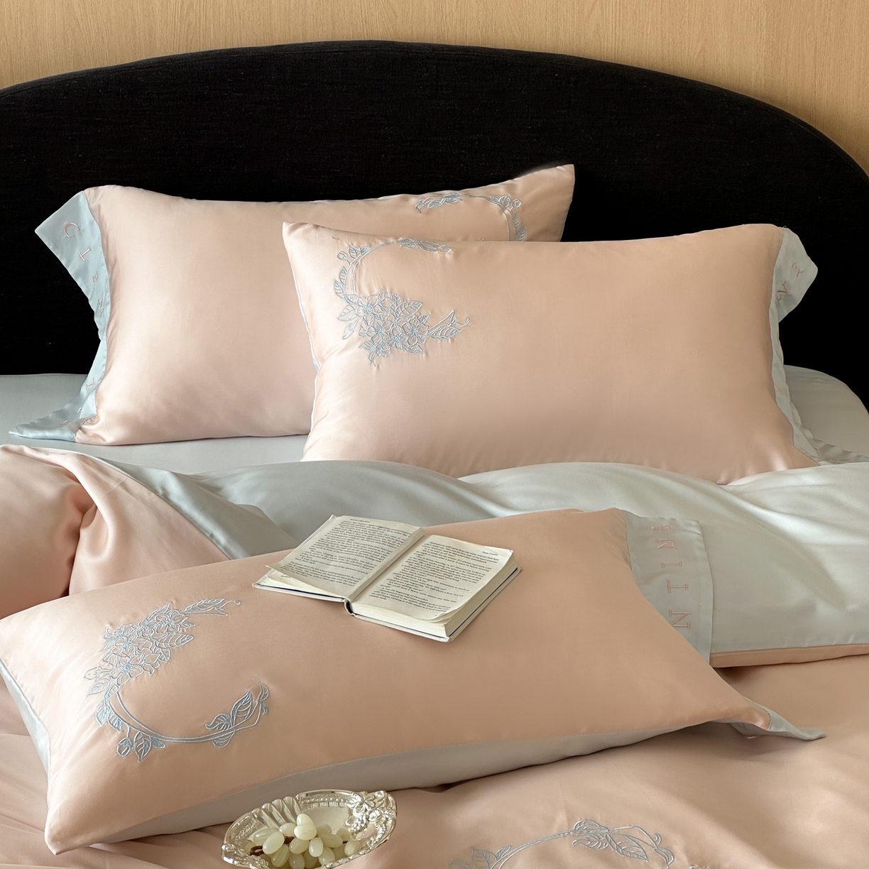 91家纺网 家纺一手货源 找家纺 爱缦 2026新款60s兰精天丝四件套-马吉拉系列-风格二 杏粉蓝