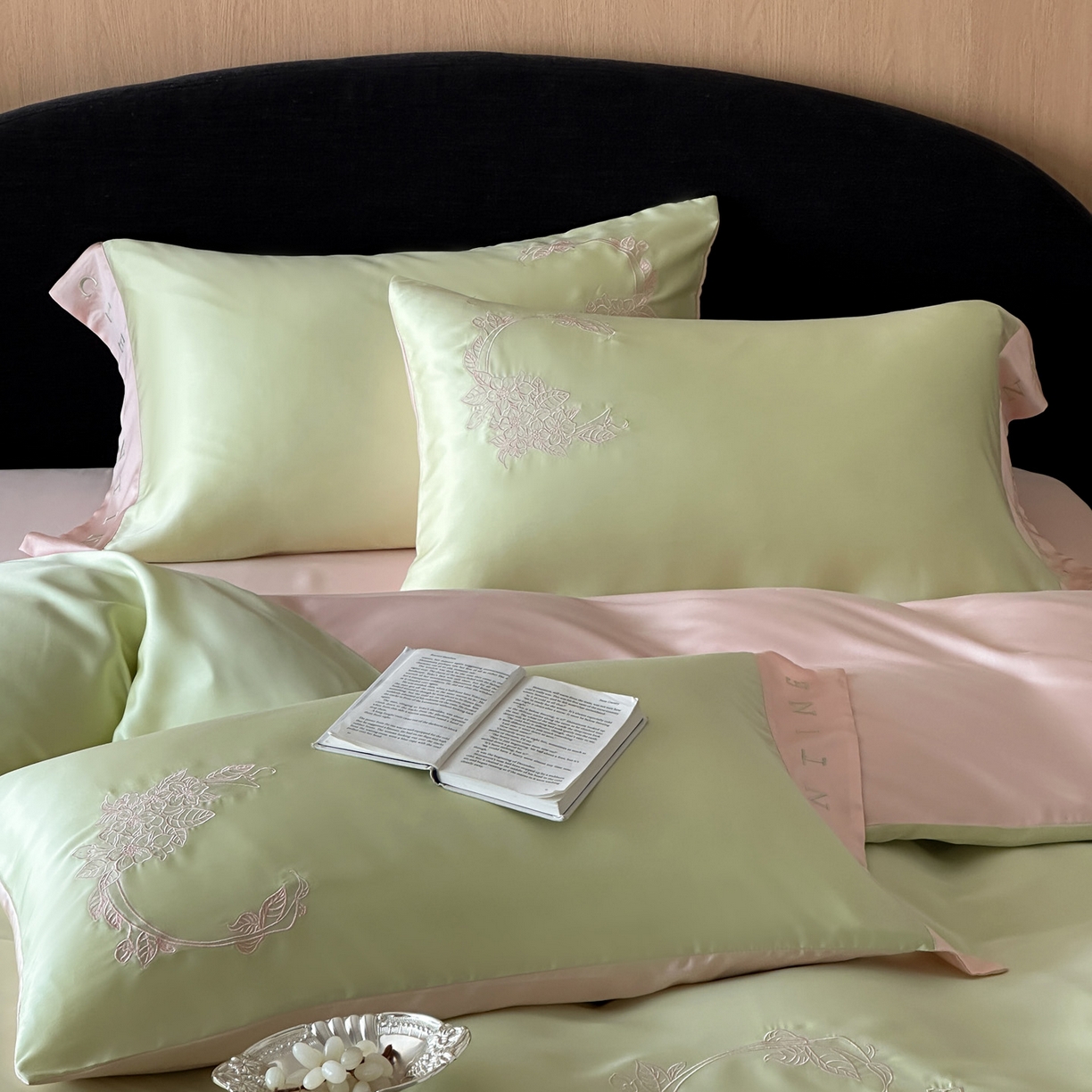 91家纺网 家纺一手货源 找家纺 爱缦 2026新款60s兰精天丝四件套-马吉拉系列-风格二 绿精灵