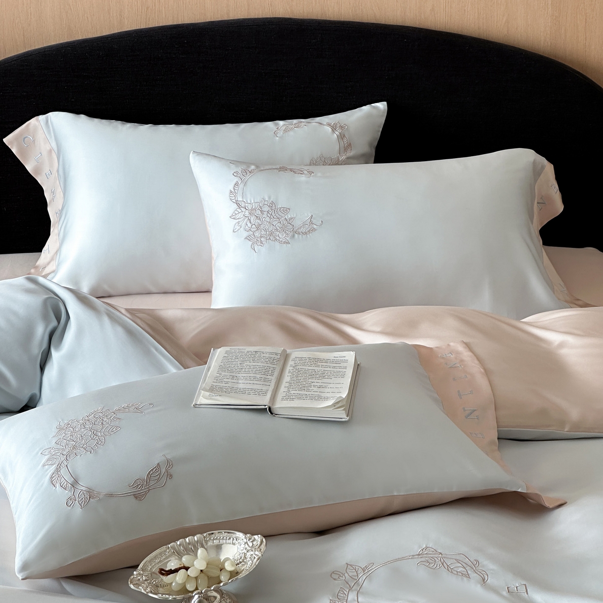 91家纺网 家纺一手货源 找家纺 爱缦 2026新款60s兰精天丝四件套-马吉拉系列-风格二 蓝米杏