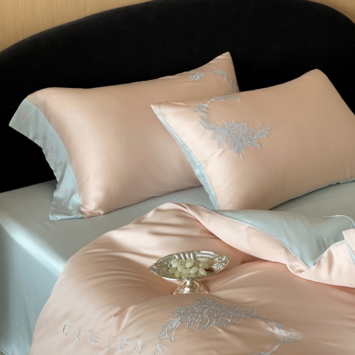 91家纺网 家纺一手货源 找家纺 爱缦 2026新款60s兰精天丝四件套-马吉拉系列-风格二 杏粉蓝