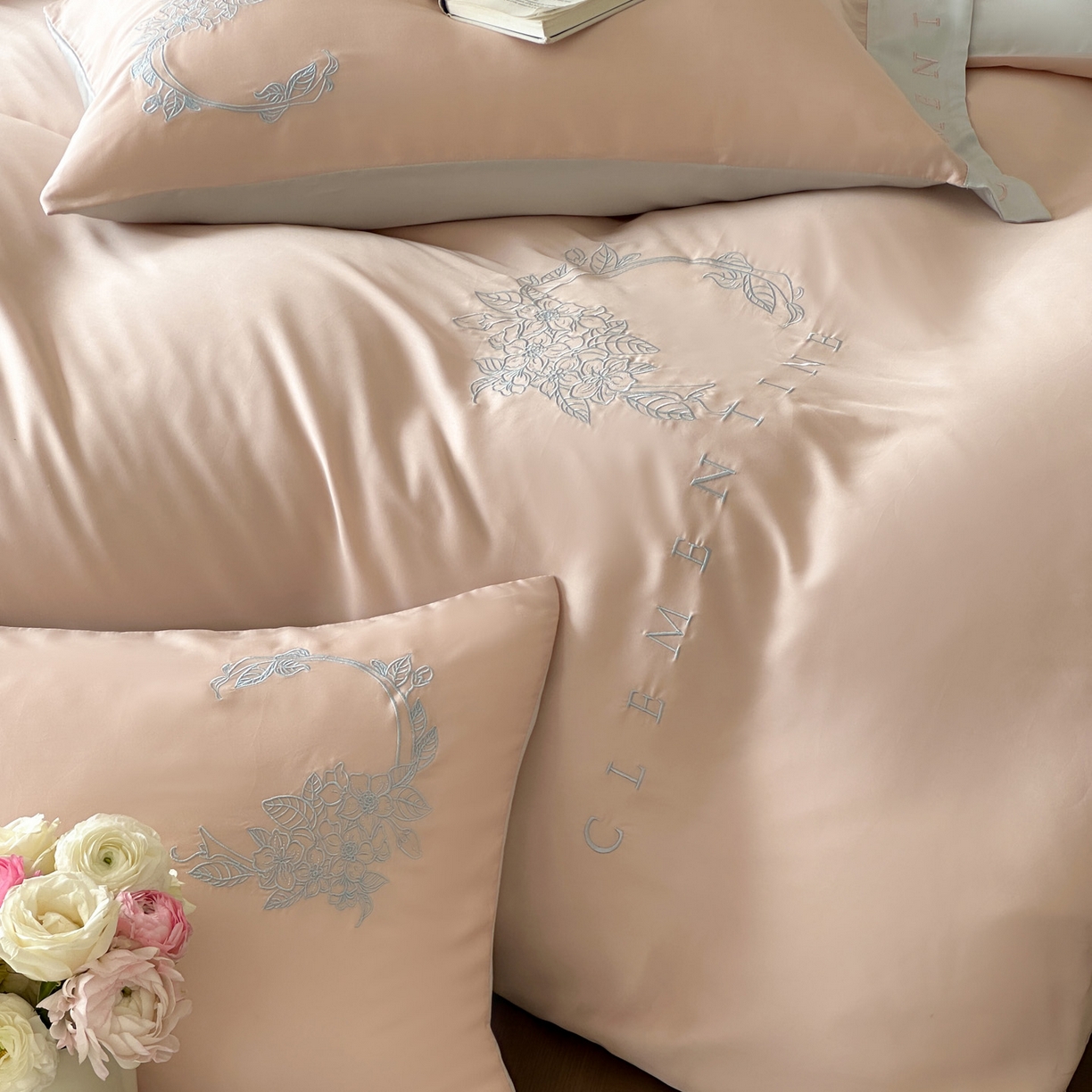 91家纺网 家纺一手货源 找家纺 爱缦 2026新款60s兰精天丝四件套-马吉拉系列-风格二 杏粉蓝