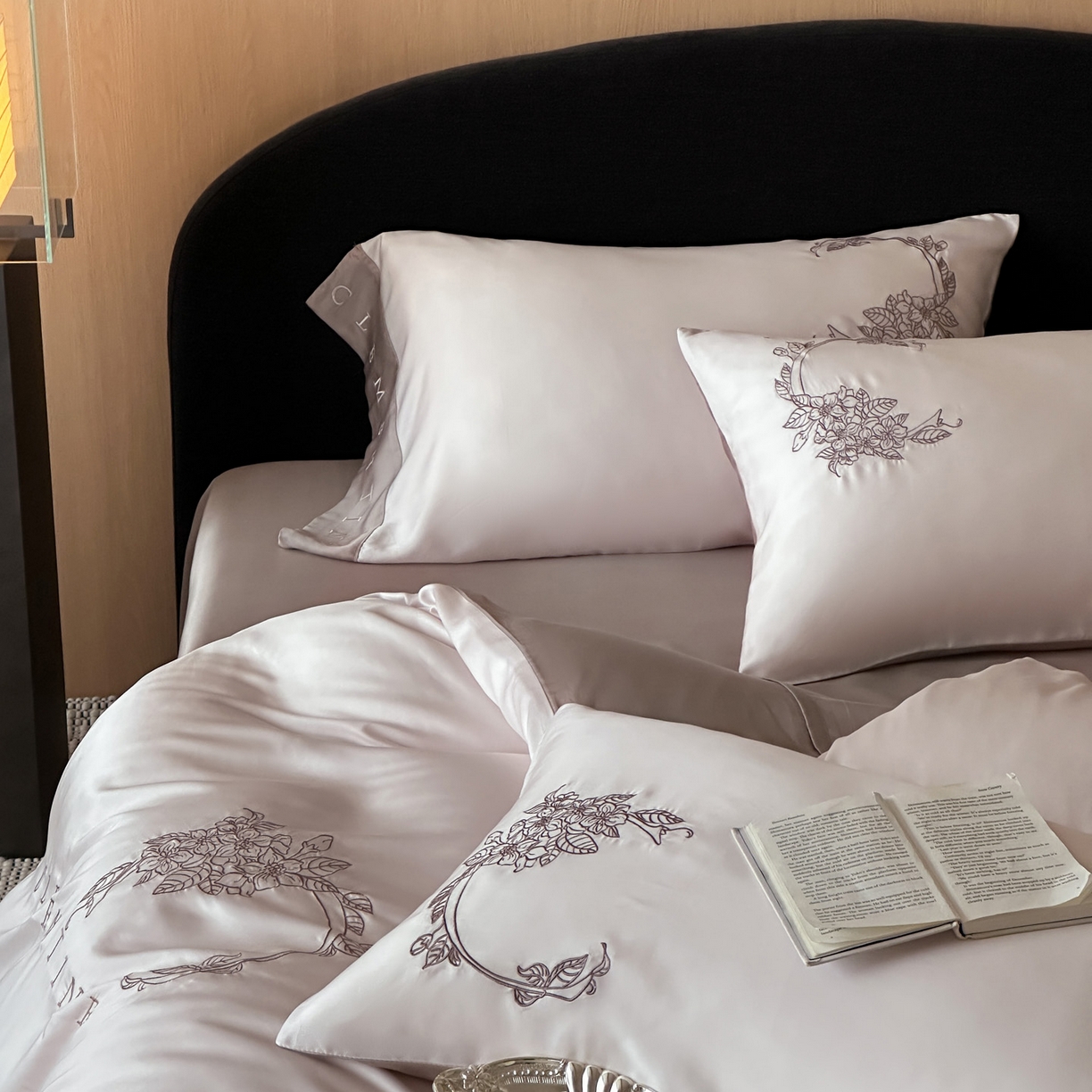 91家纺网 家纺一手货源 找家纺 爱缦 2026新款60s兰精天丝四件套-马吉拉系列-风格二 粉可可