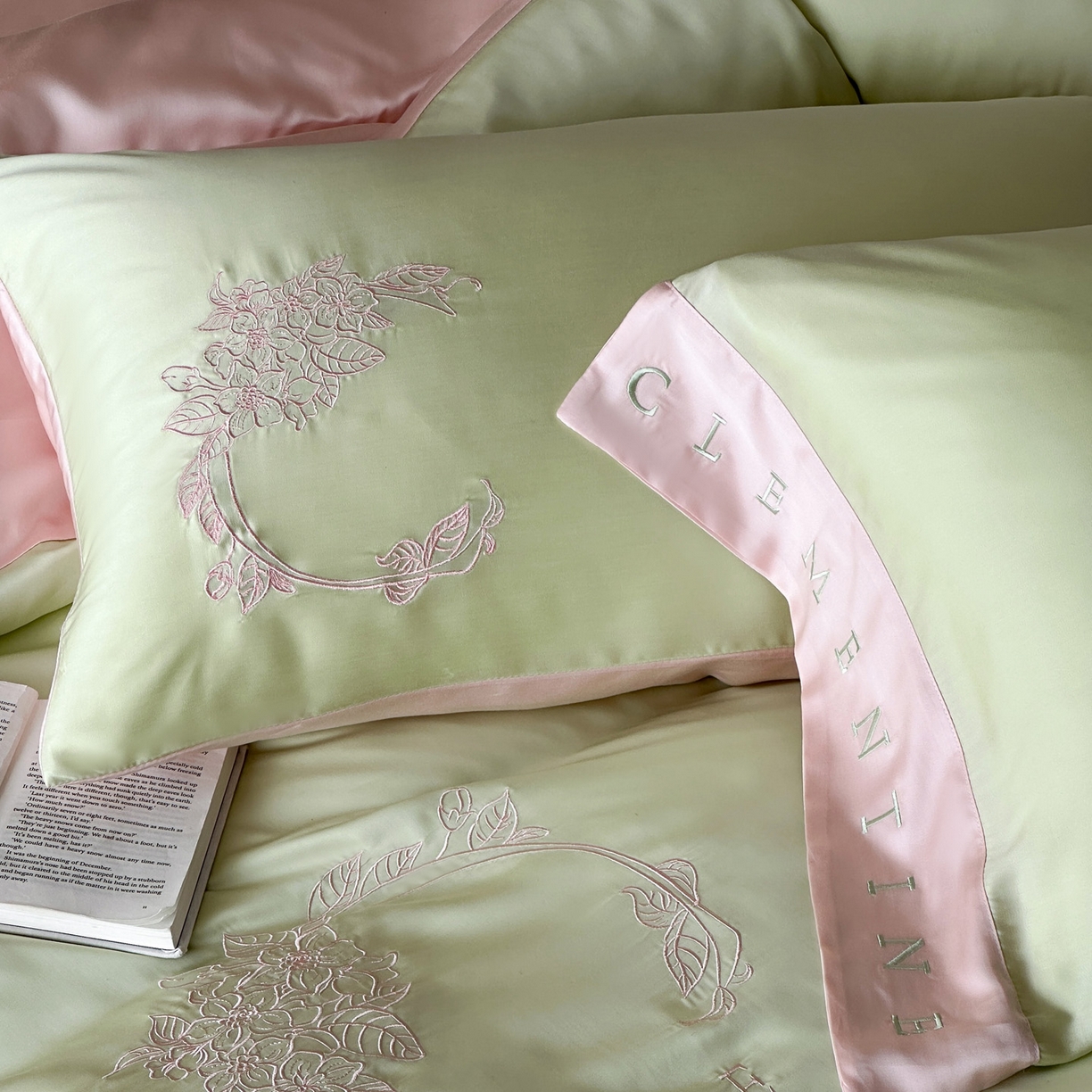 91家纺网 家纺一手货源 找家纺 爱缦 2026新款60s兰精天丝四件套-马吉拉系列-风格二 绿精灵