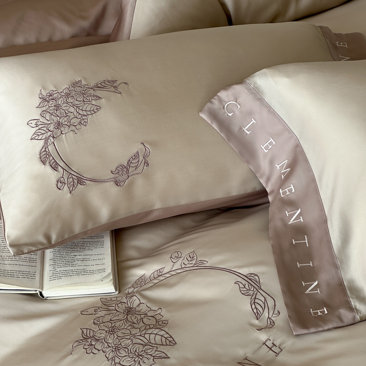 91家纺网 家纺一手货源 找家纺 爱缦 2026新款60s兰精天丝四件套-马吉拉系列-风格二 米褐色