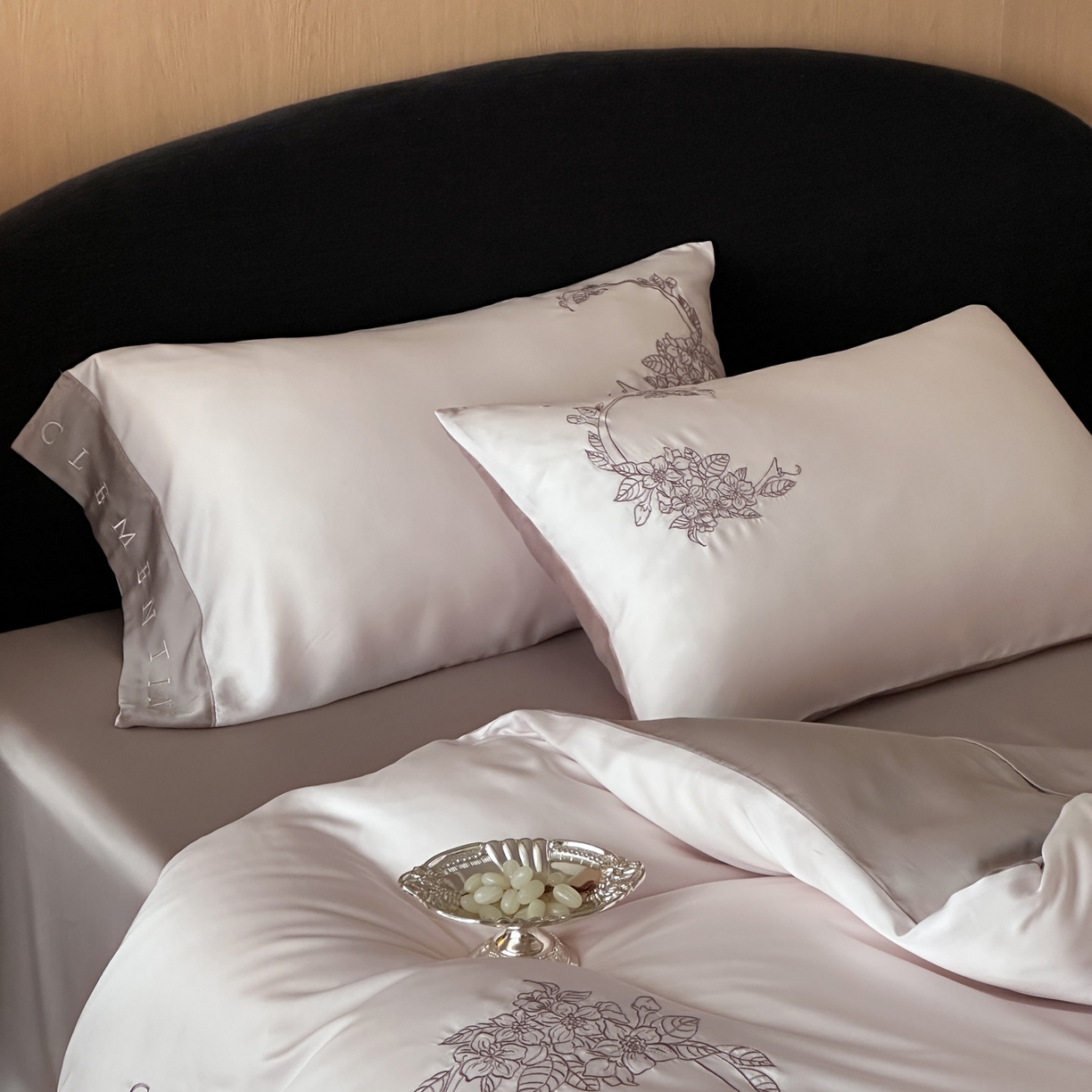 91家纺网 家纺一手货源 找家纺 爱缦 2026新款60s兰精天丝四件套-马吉拉系列-风格二 粉可可