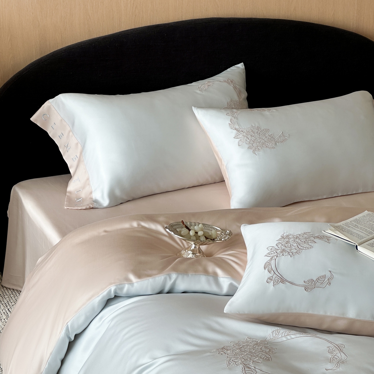 91家纺网 家纺一手货源 找家纺 爱缦 2026新款60s兰精天丝四件套-马吉拉系列-风格二 蓝米杏