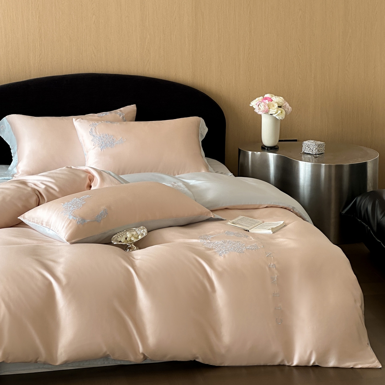 91家纺网 家纺一手货源 找家纺 爱缦 2026新款60s兰精天丝四件套-马吉拉系列-风格二 杏粉蓝