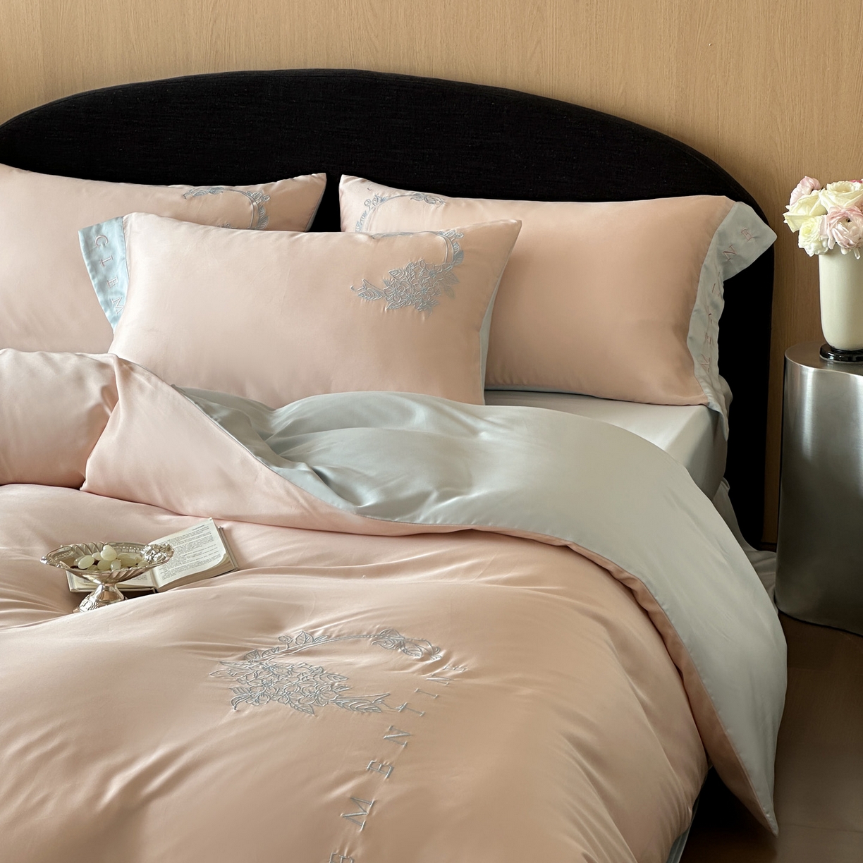 91家纺网 家纺一手货源 找家纺 爱缦 2026新款60s兰精天丝四件套-马吉拉系列-风格二 杏粉蓝