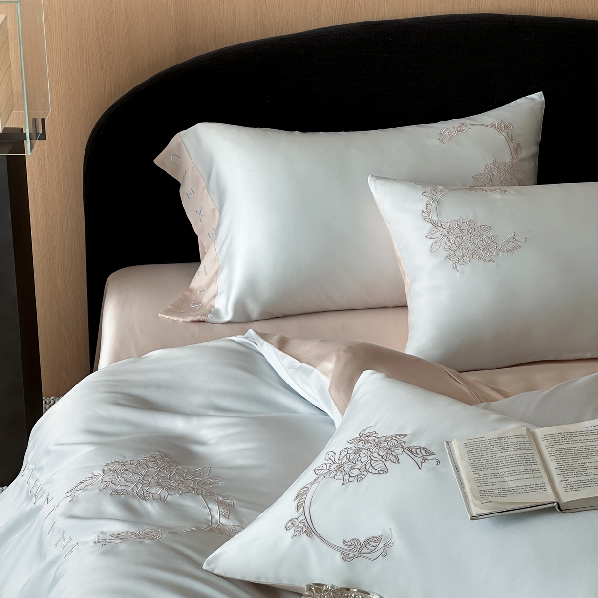 91家纺网 家纺一手货源 找家纺 爱缦 2026新款60s兰精天丝四件套-马吉拉系列-风格二 蓝米杏