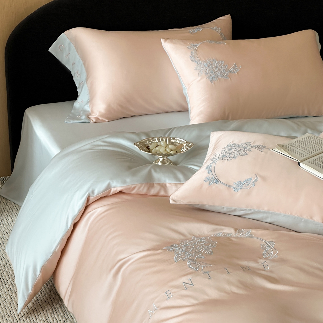 91家纺网 家纺一手货源 找家纺 爱缦 2026新款60s兰精天丝四件套-马吉拉系列-风格二 杏粉蓝