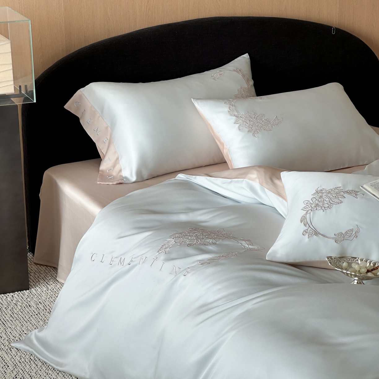 91家纺网 家纺一手货源 找家纺 爱缦 2026新款60s兰精天丝四件套-马吉拉系列-风格二 蓝米杏