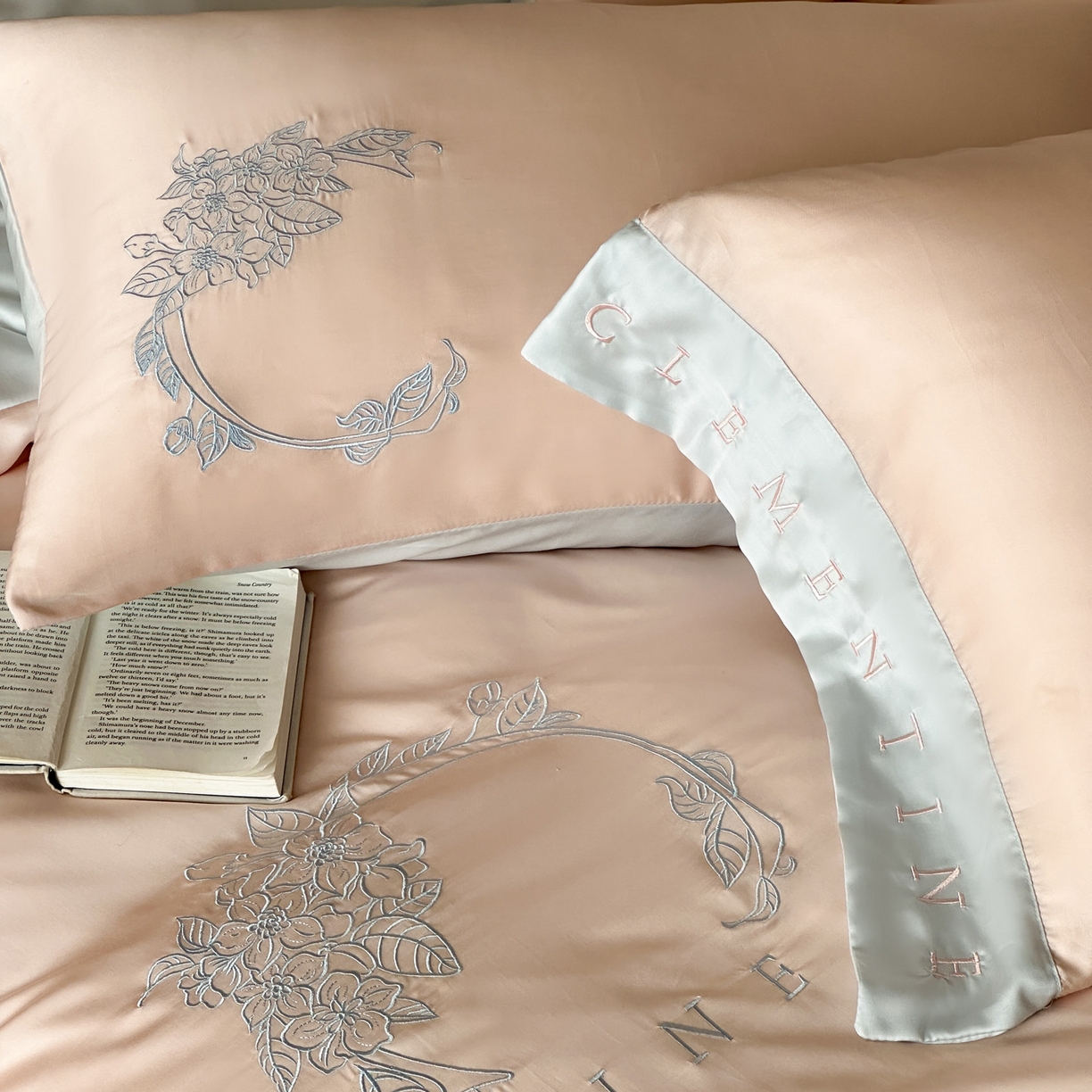 91家纺网 家纺一手货源 找家纺 爱缦 2026新款60s兰精天丝四件套-马吉拉系列-风格二 杏粉蓝