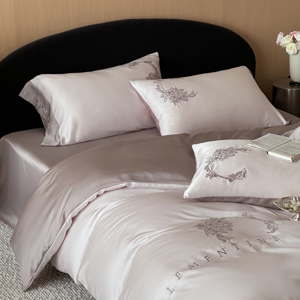 91家纺网 家纺一手货源 找家纺 爱缦 2026新款60s兰精天丝四件套-马吉拉系列-风格二 粉可可