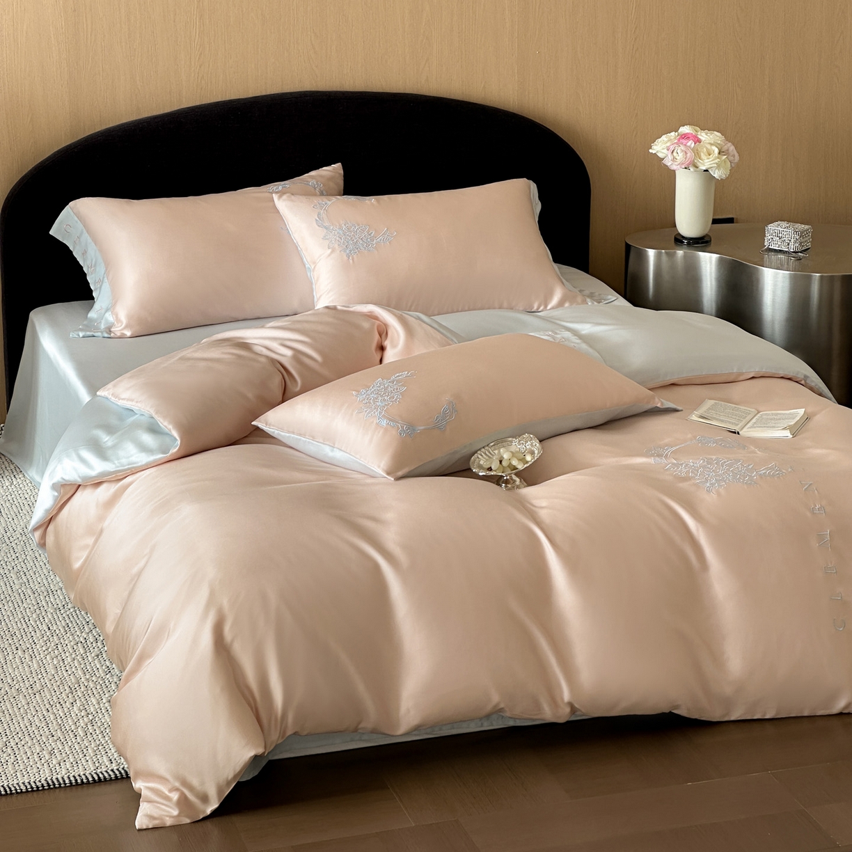 91家纺网 家纺一手货源 找家纺 爱缦 2026新款60s兰精天丝四件套-马吉拉系列-风格二 杏粉蓝