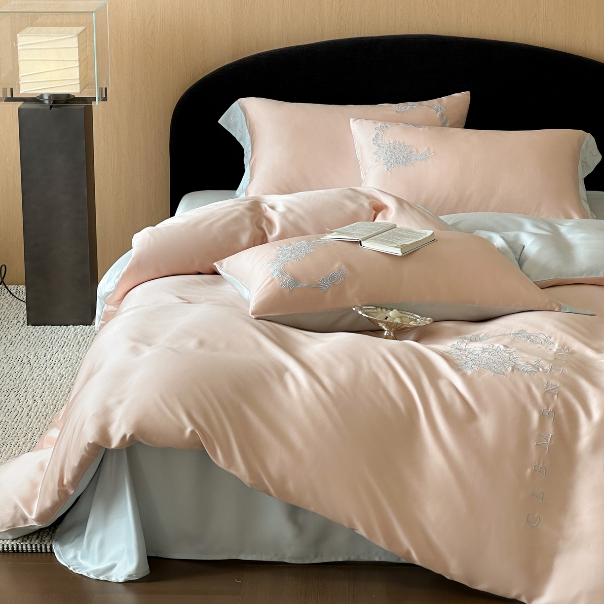 91家纺网 家纺一手货源 找家纺 爱缦 2026新款60s兰精天丝四件套-马吉拉系列-风格二 杏粉蓝