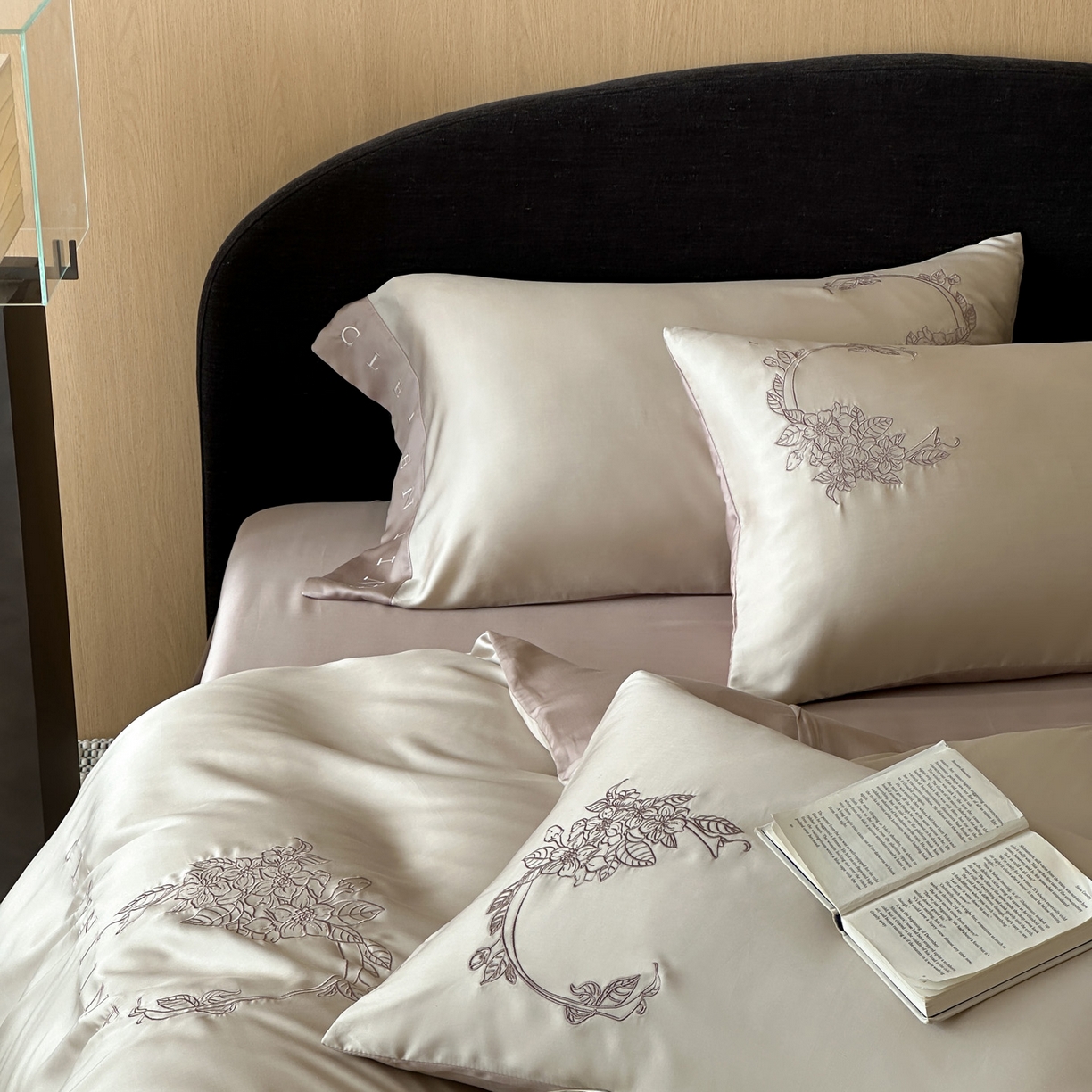 91家纺网 家纺一手货源 找家纺 爱缦 2026新款60s兰精天丝四件套-马吉拉系列-风格二 米褐色