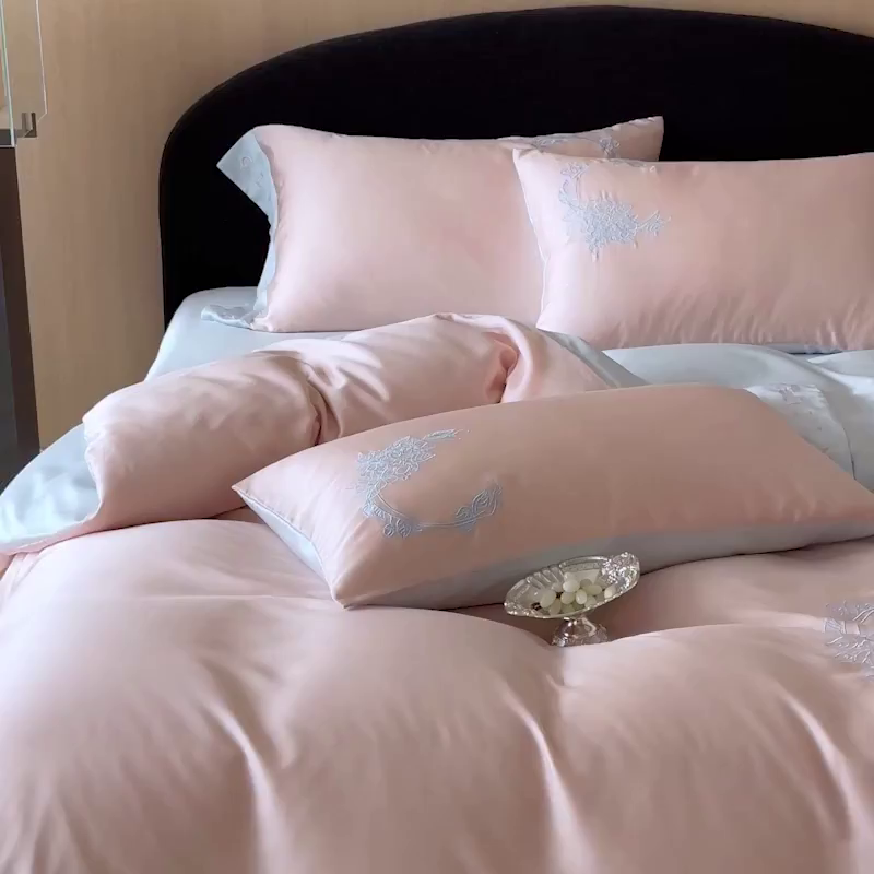 91家纺网 家纺一手货源 找家纺 爱缦 2026新款60s兰精天丝四件套-马吉拉系列-风格二 杏粉蓝