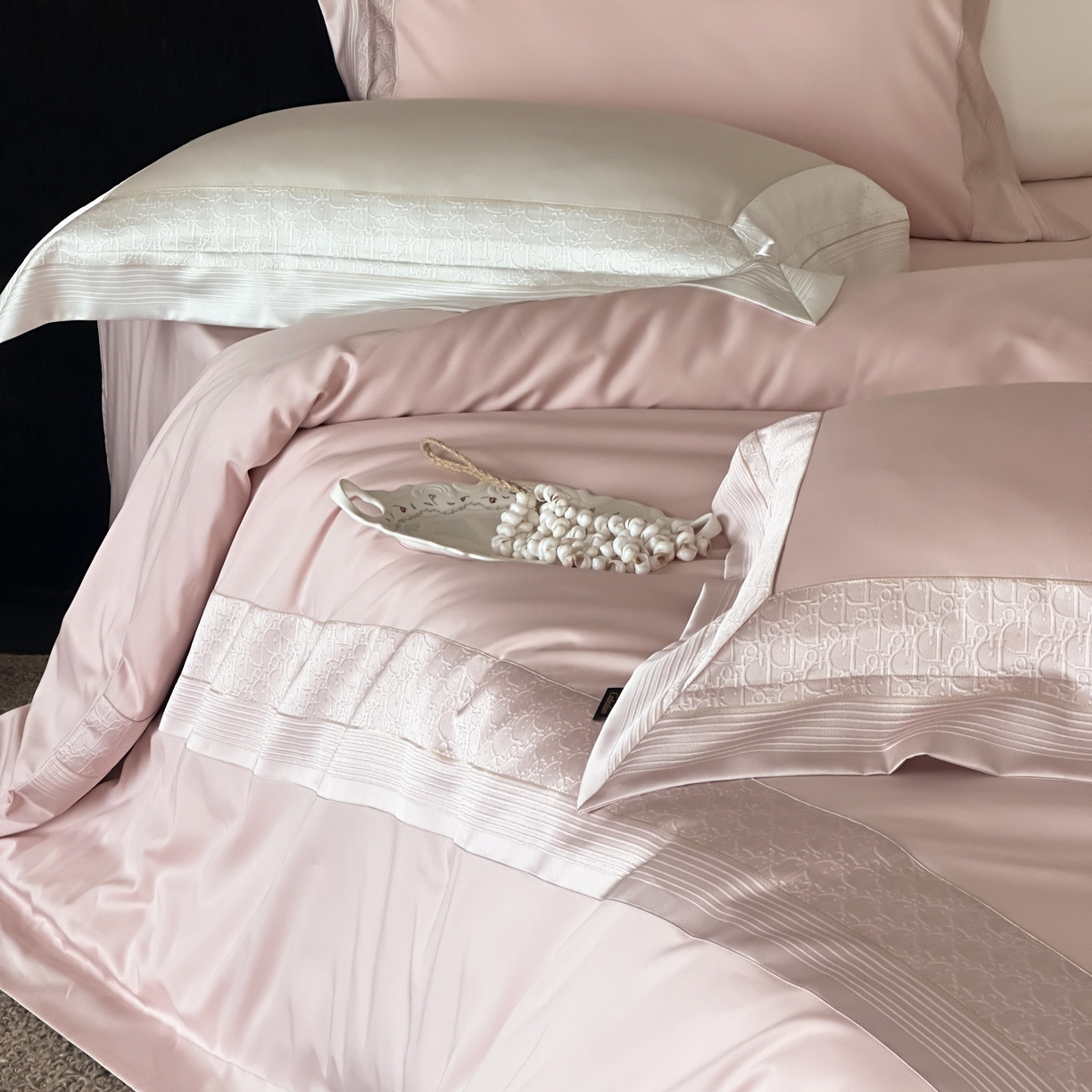 91家纺网 家纺一手货源 找家纺 卡巴伦家纺 2026新款高精密立体压边款四件套-奥黛丽 奥黛丽-粉