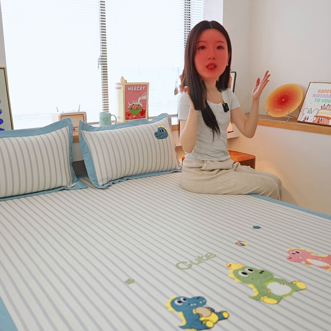 91家纺网 家纺一手货源 找家纺 （总）雯豆家纺 2026新款PE中分子毛巾绣凉席三件套平铺席子卡通绣花条席