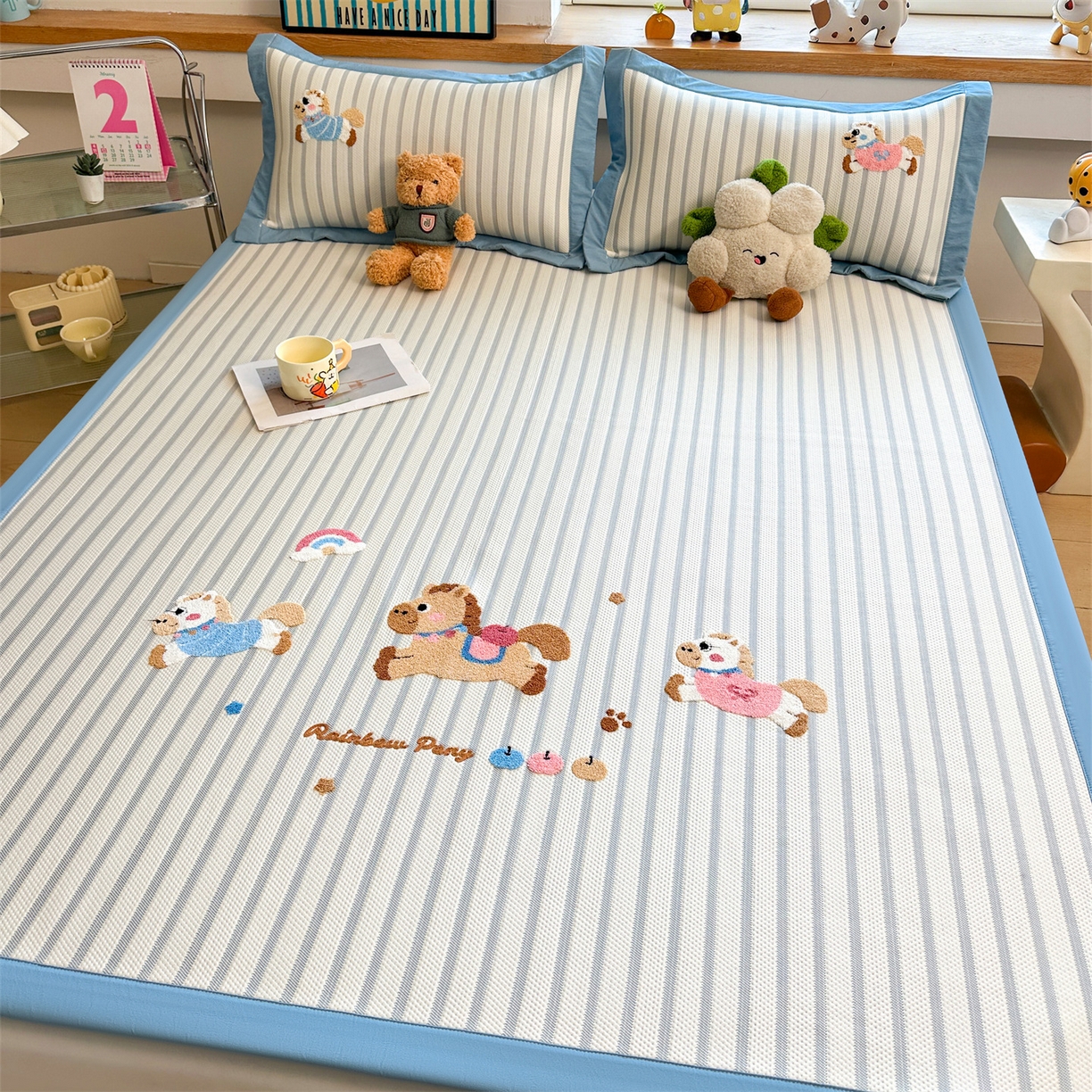 91家纺网 家纺一手货源 找家纺 （总）雯豆家纺 2026新款PE中分子毛巾绣凉席三件套平铺席子卡通绣花条席