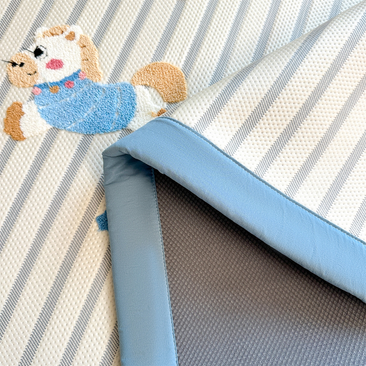 91家纺网 家纺一手货源 找家纺 （总）雯豆家纺 2026新款PE中分子毛巾绣凉席三件套平铺席子卡通绣花条席