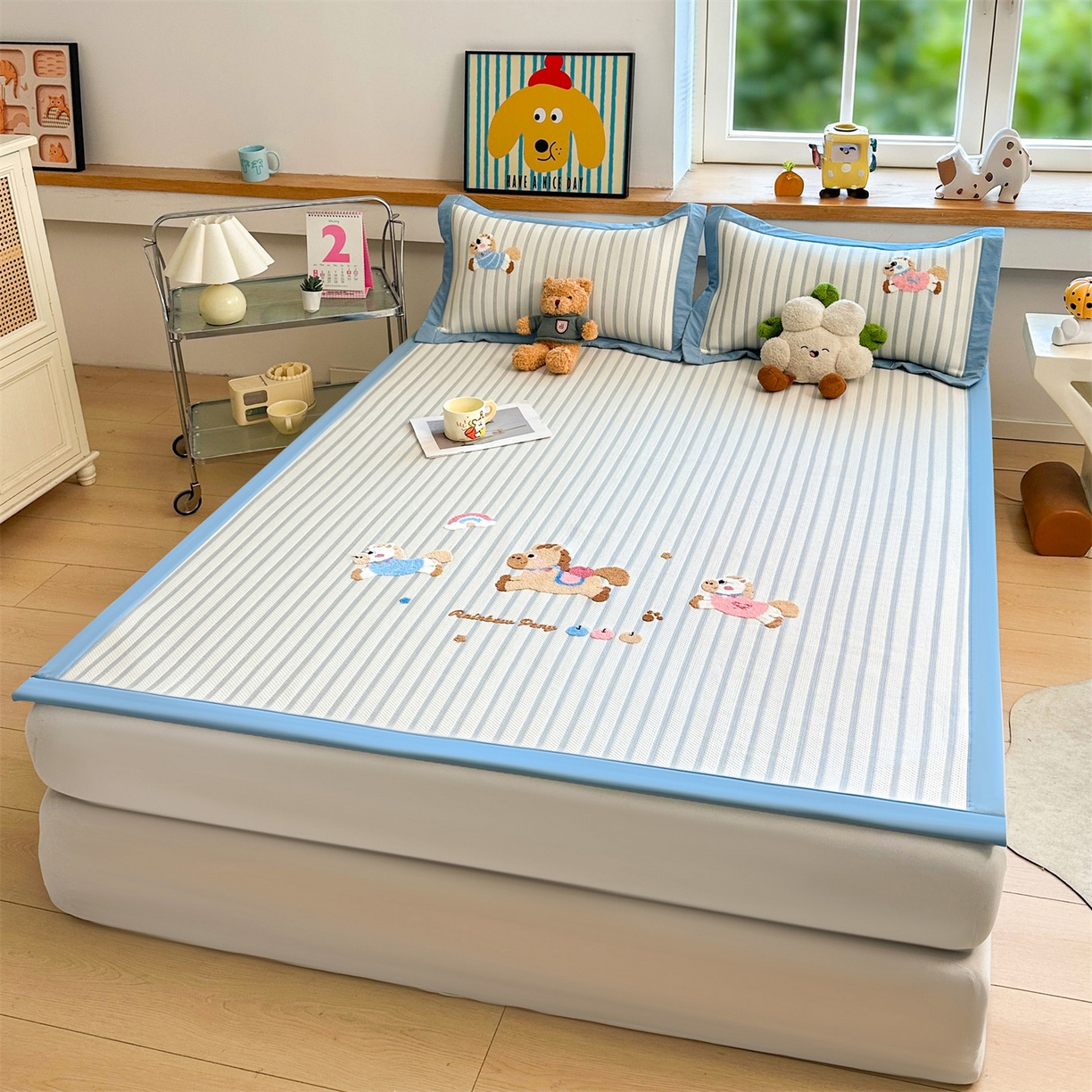 91家纺网 家纺一手货源 找家纺 雯豆家纺 2026新款PE中分子毛巾绣凉席三件套平铺席子卡通绣花条席 奔腾小马-蓝