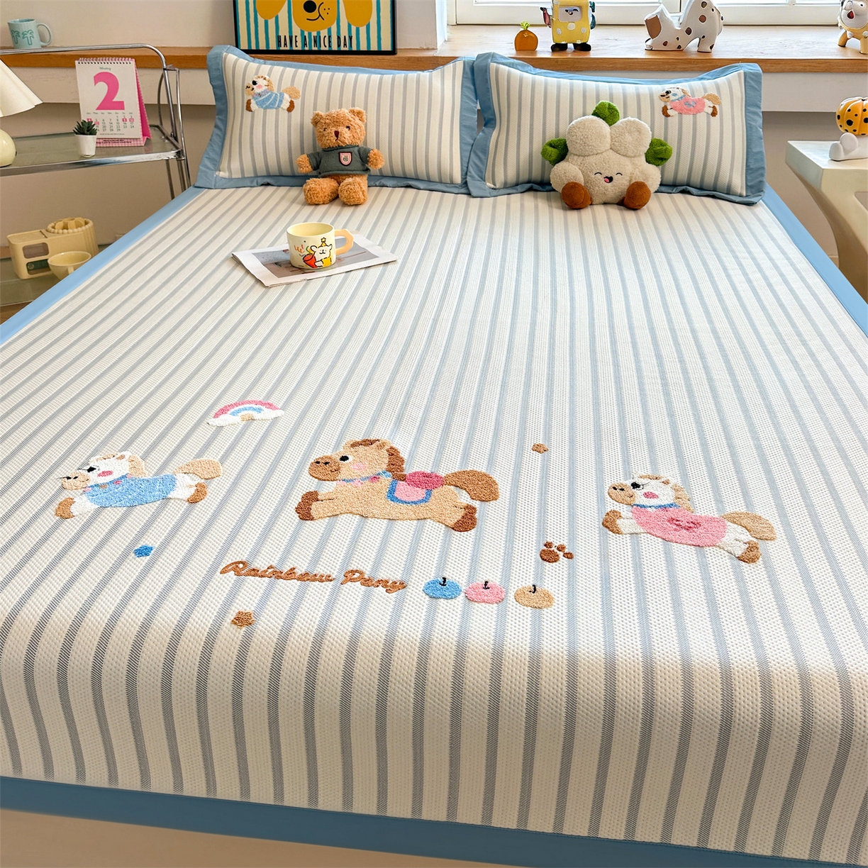 91家纺网 家纺一手货源 找家纺 雯豆家纺 2026新款PE中分子毛巾绣凉席三件套平铺席子卡通绣花条席 奔腾小马-蓝