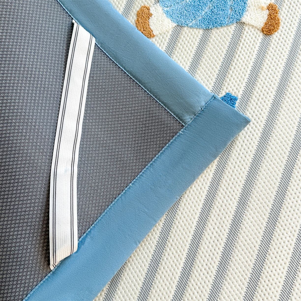 91家纺网 家纺一手货源 找家纺 雯豆家纺 2026新款PE中分子毛巾绣凉席三件套平铺席子卡通绣花条席 奔腾小马-蓝