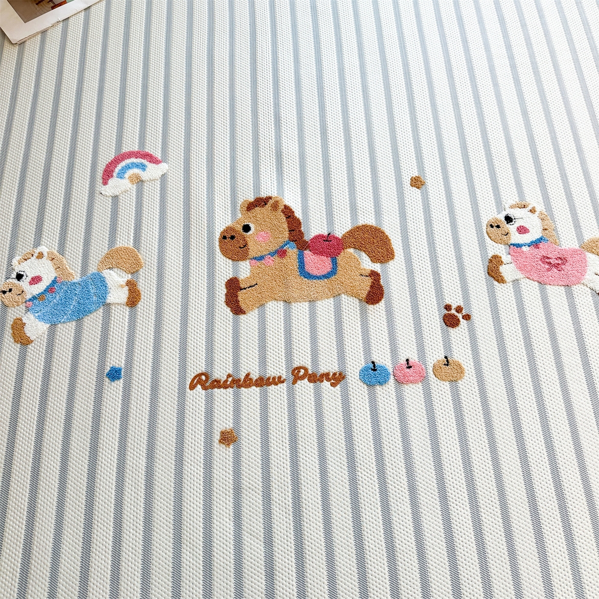 91家纺网 家纺一手货源 找家纺 雯豆家纺 2026新款PE中分子毛巾绣凉席三件套平铺席子卡通绣花条席 奔腾小马-蓝