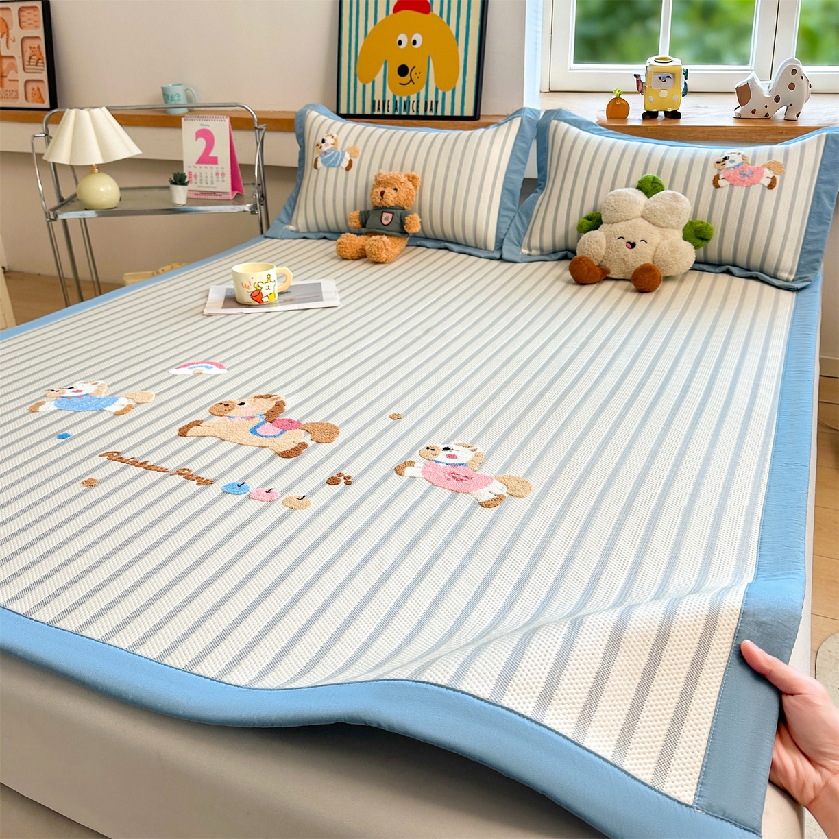 91家纺网 家纺一手货源 找家纺 雯豆家纺 2026新款PE中分子毛巾绣凉席三件套平铺席子卡通绣花条席 奔腾小马-蓝